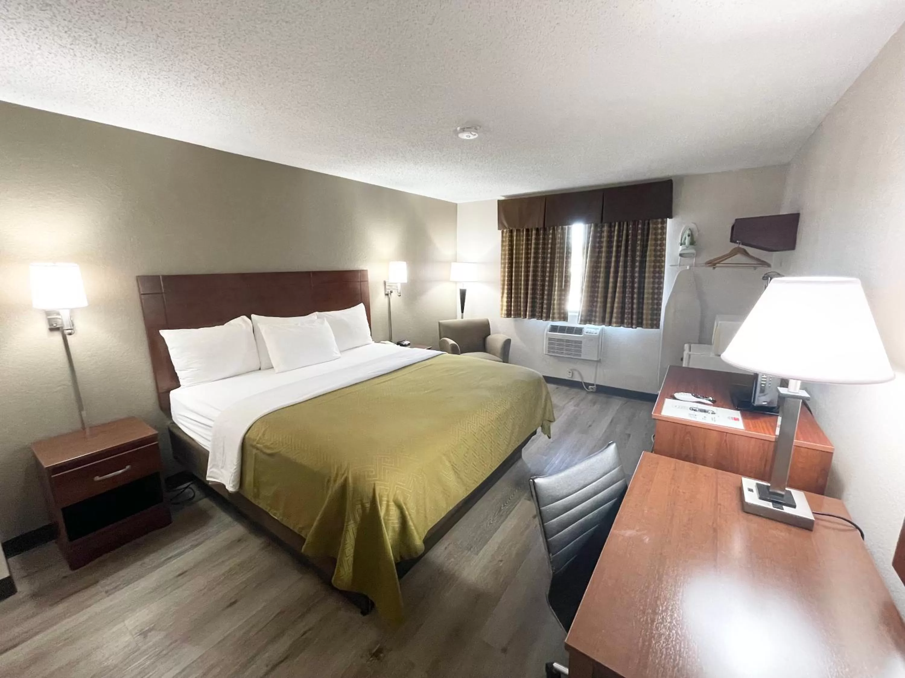 Bedroom, Bed in Econo Lodge Cartersville-Emerson Lake Point