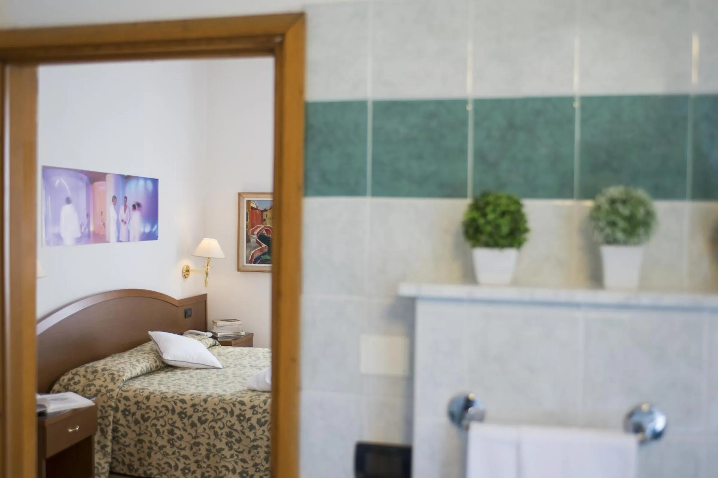 Bathroom, Bed in Hotel Angiolino