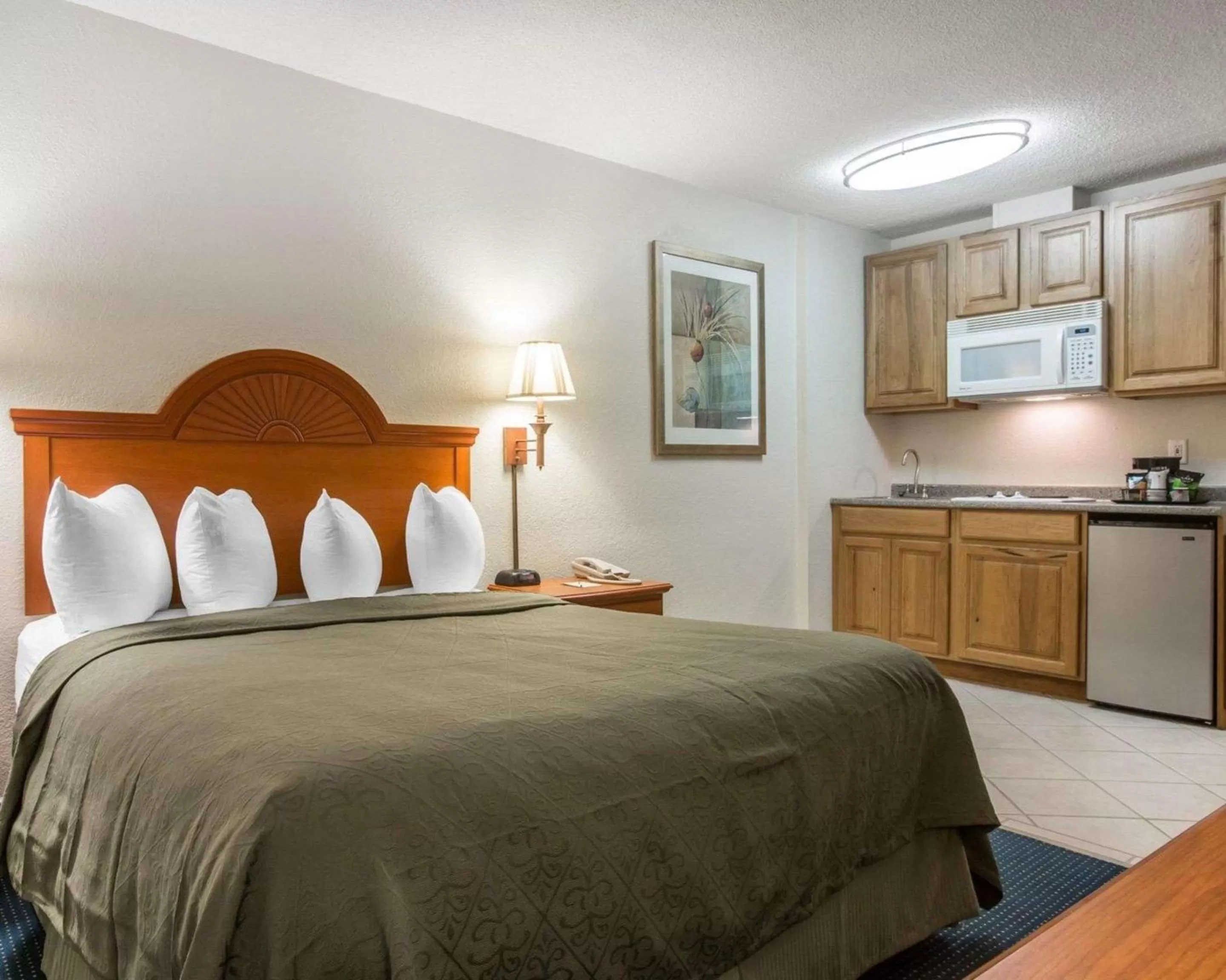 Photo of the whole room, Bed in St Lawrence hotel