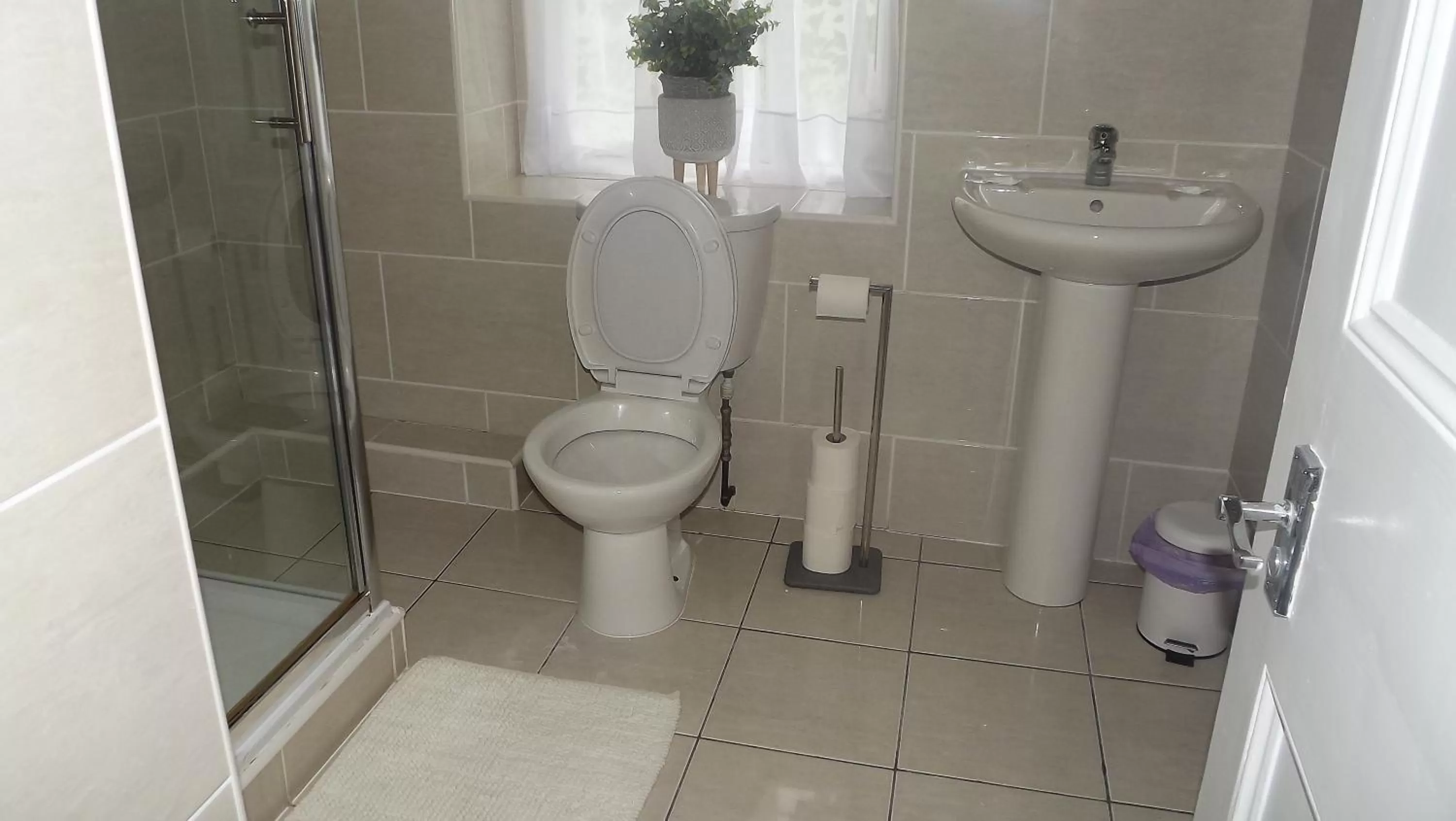 Family Room with Shower in The Dolphin Hotel & Restaurant