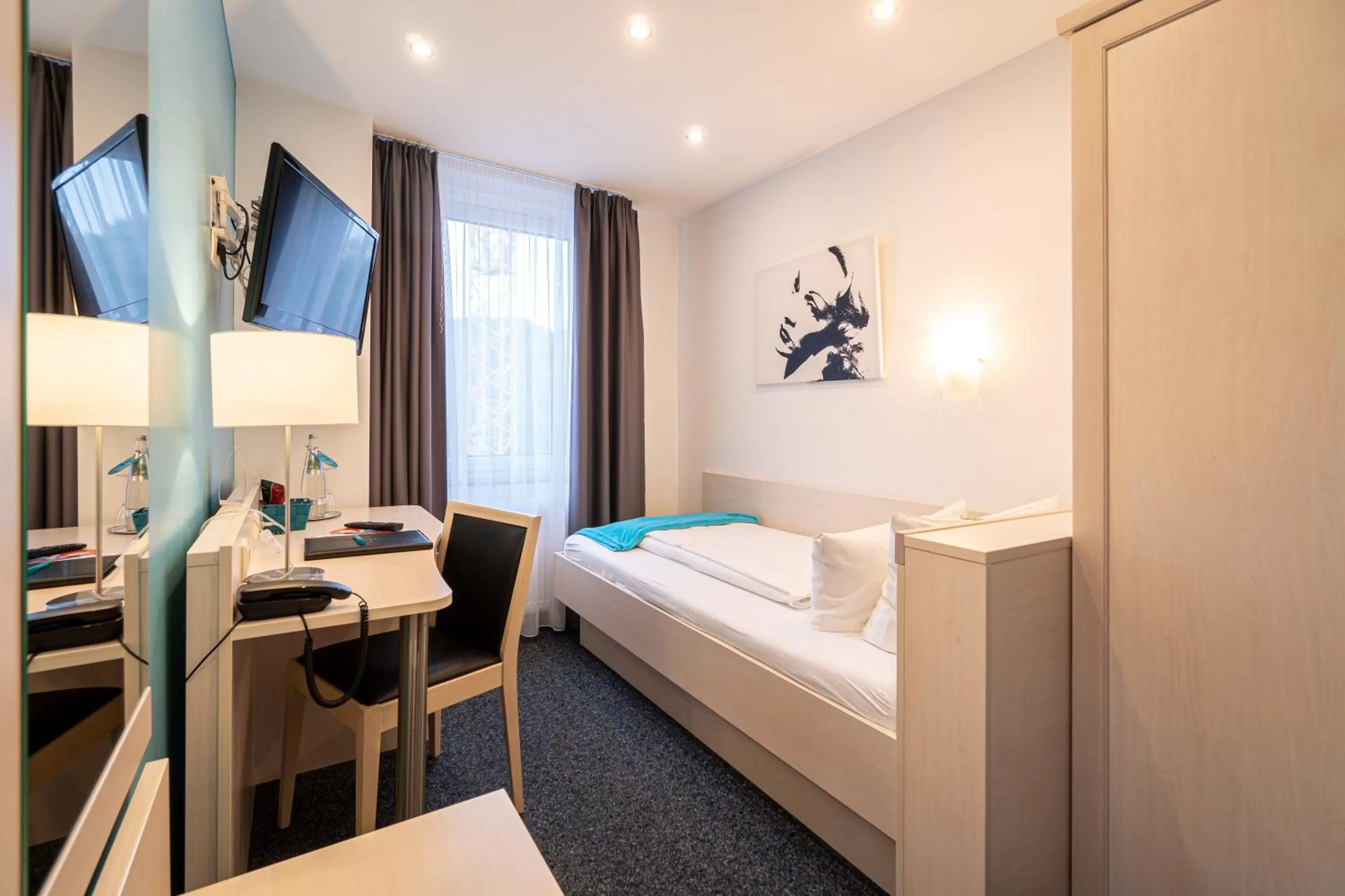 Photo of the whole room, Bed in Hotel Deutscher Hof