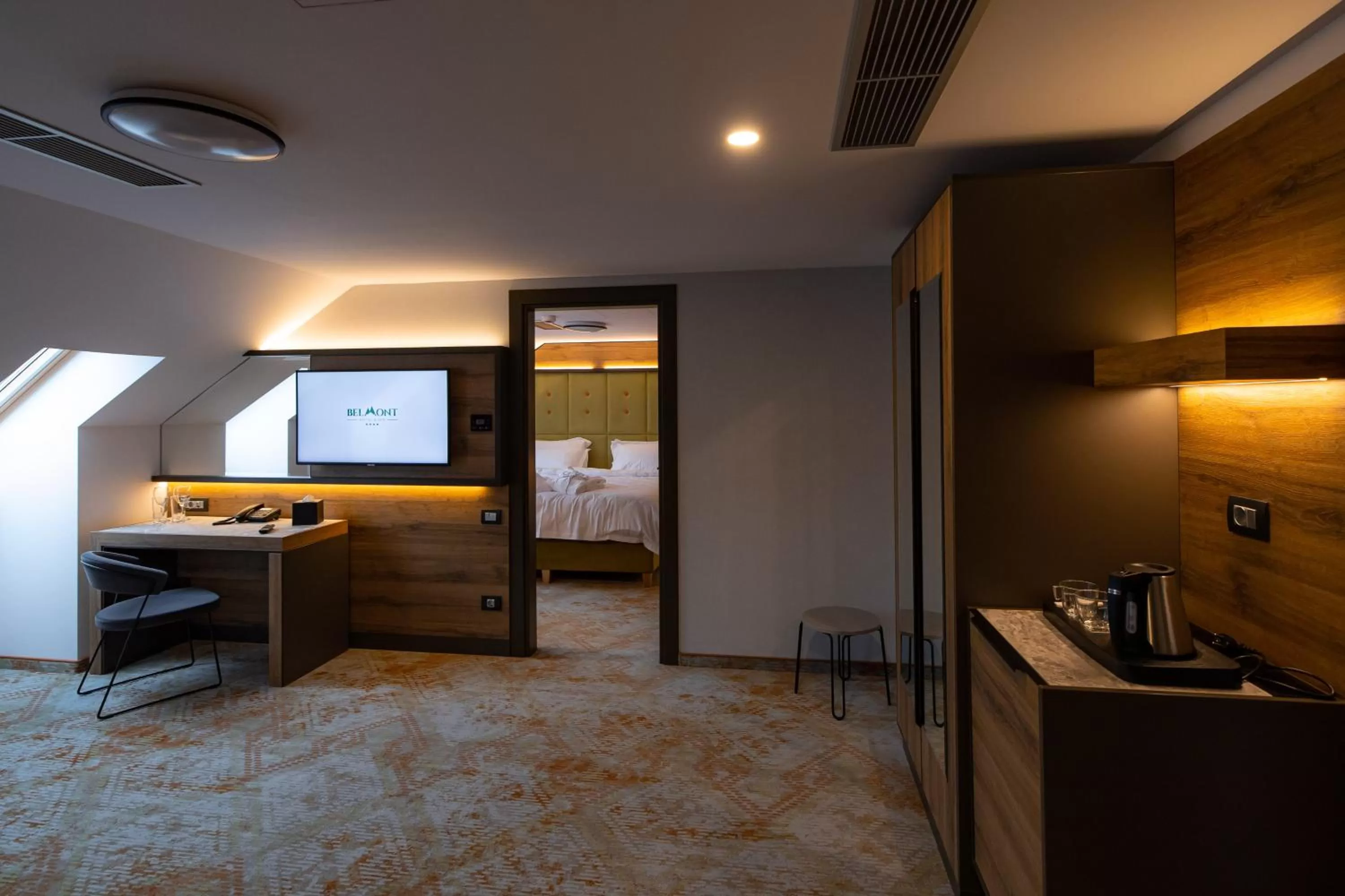 Living room, Bed in Hotel Belmont & Spa