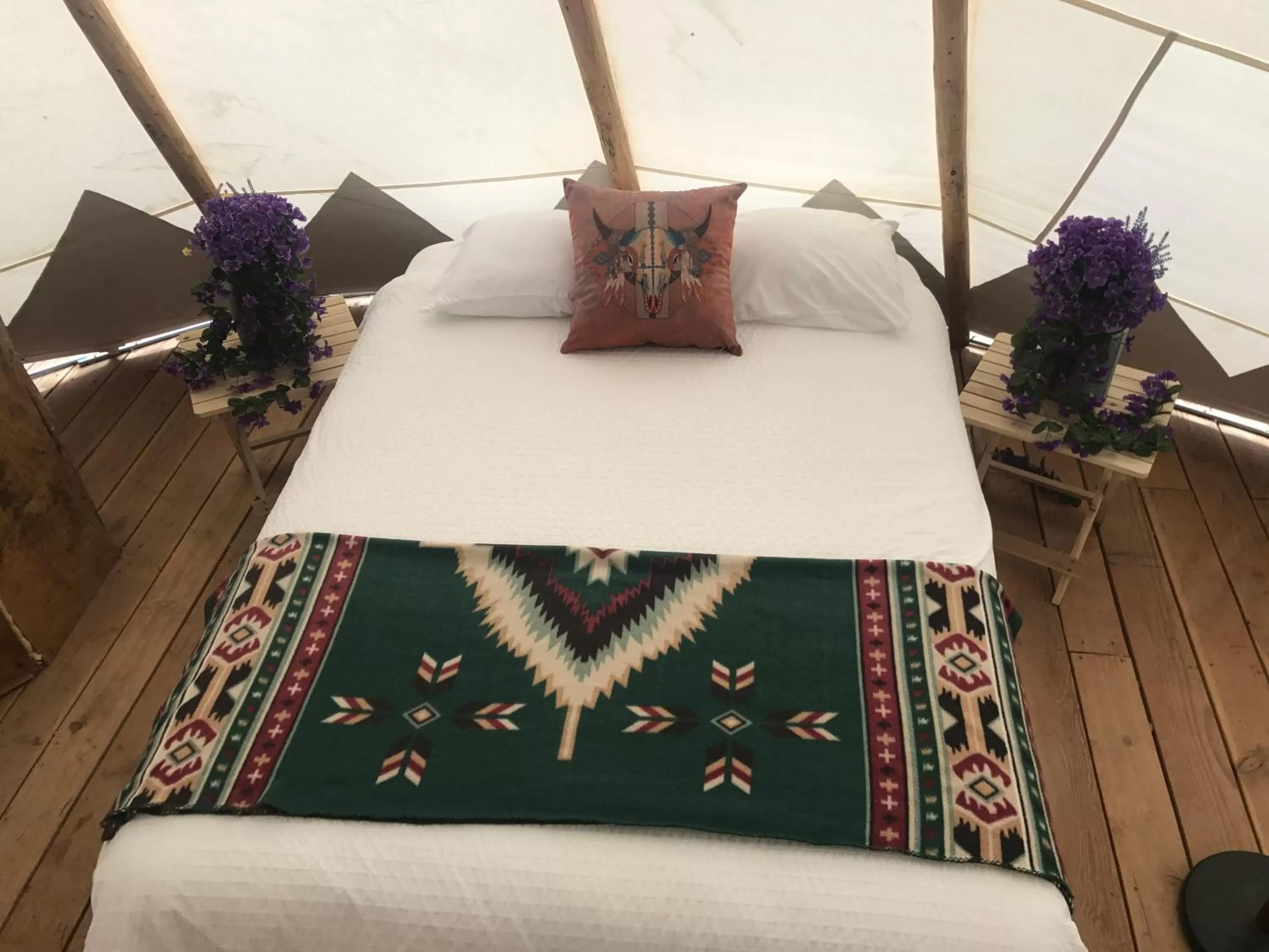 Bed in Olancha RV Park and Motel