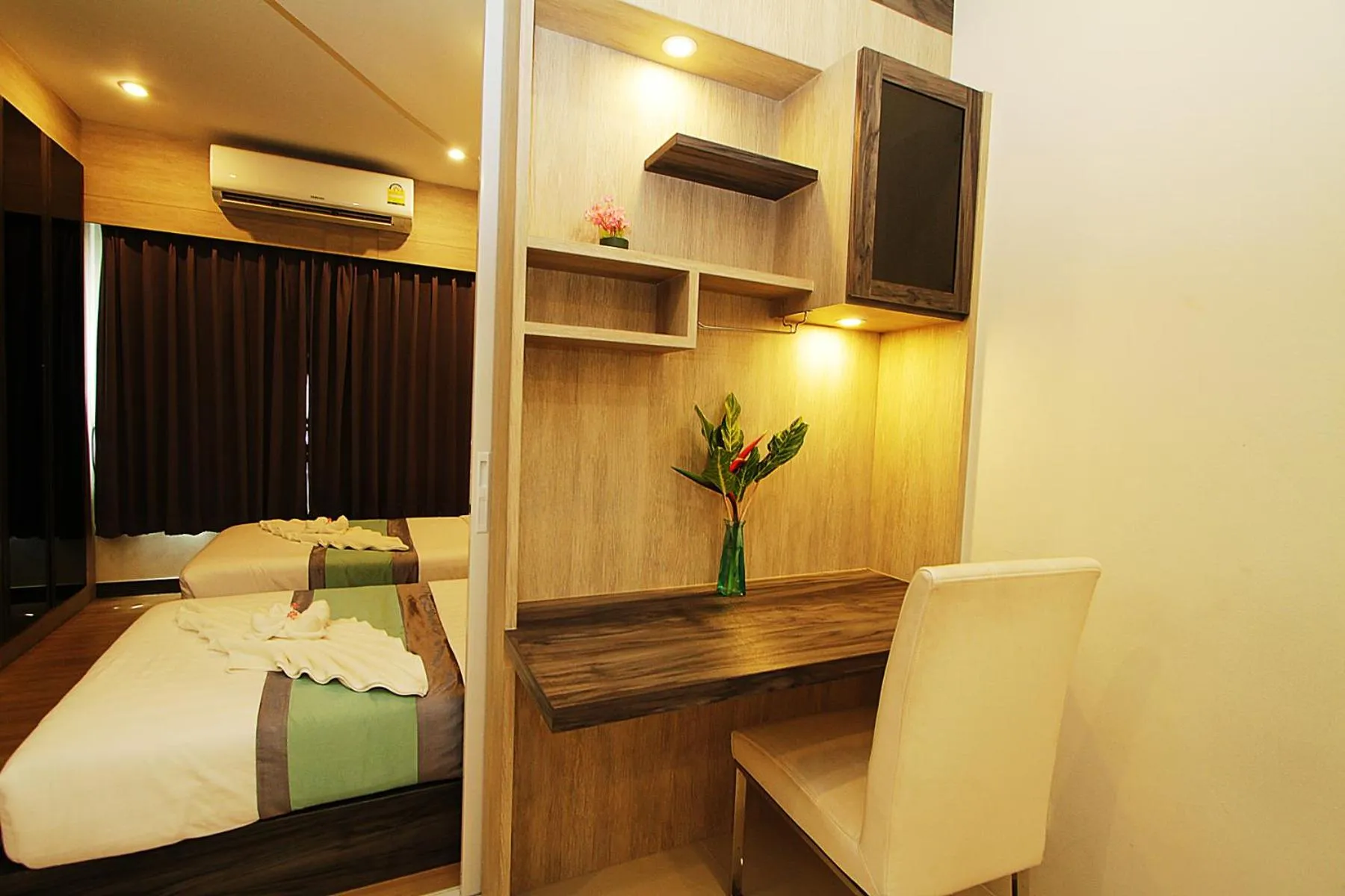 Photo of the whole room, Bed in The Contrast i Hotel