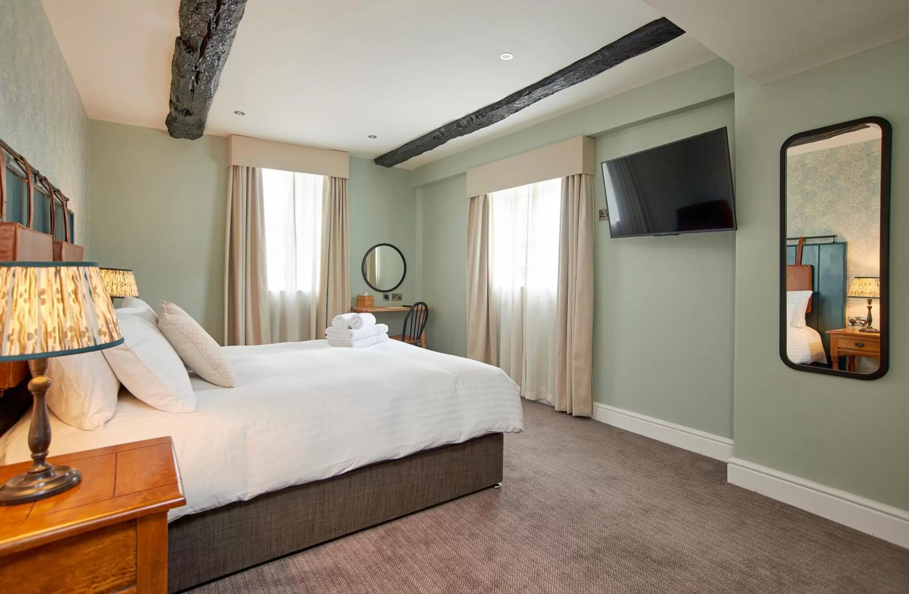 TV and multimedia, Bed in The Angel Inn Hotel