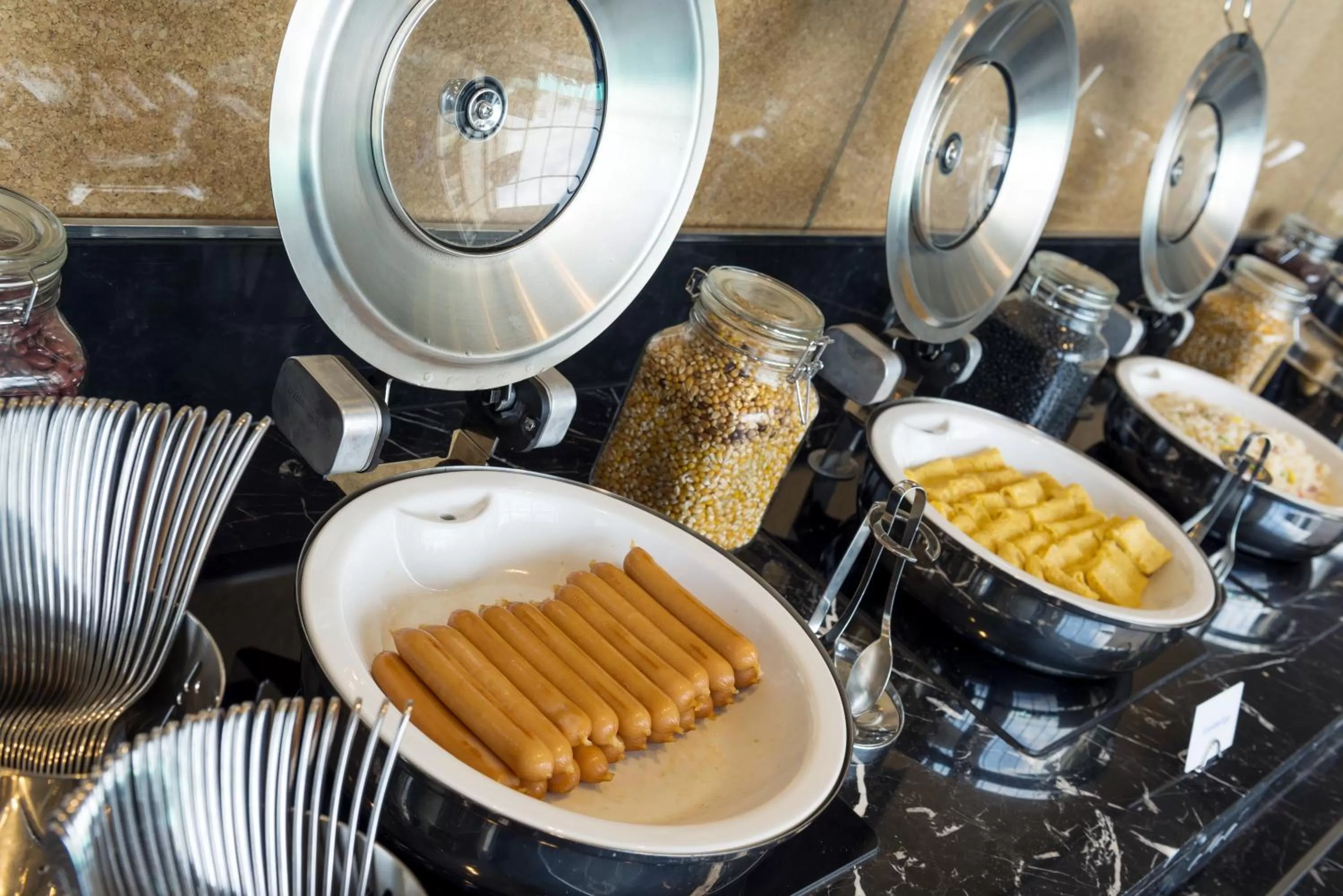 Restaurant/places to eat in Holiday Inn Express Jakarta International Expo by IHG