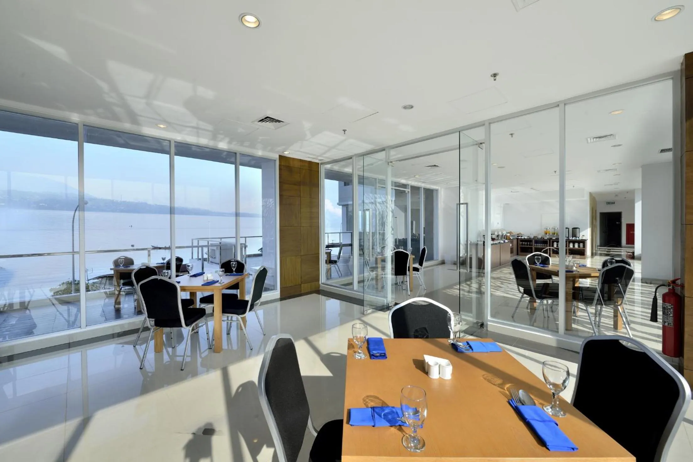 Restaurant/places to eat in Whiz Prime Hotel Megamas Manado