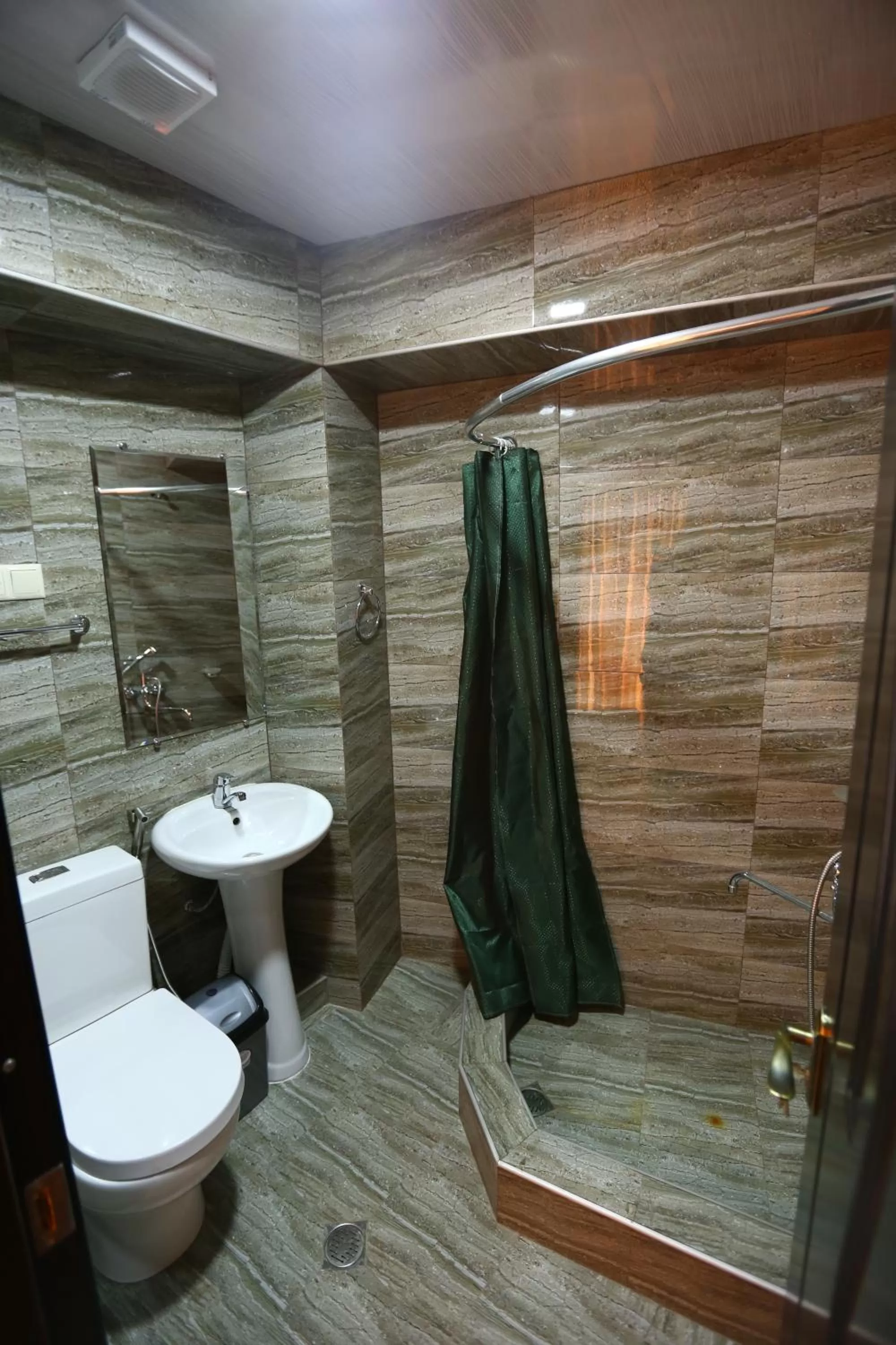 Shower, Bathroom in Hotel Traveler