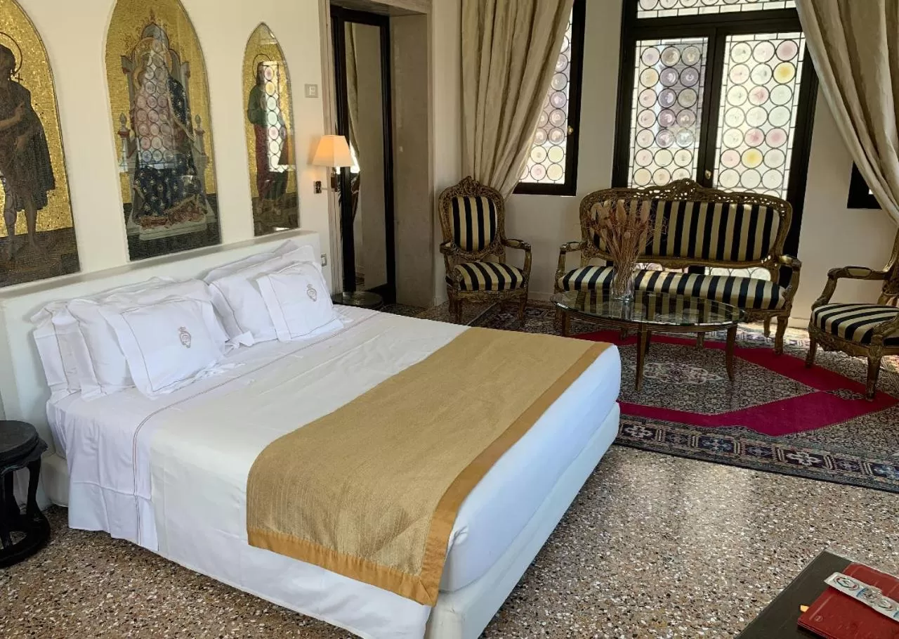 Photo of the whole room, Bed in Ca' Nigra Lagoon Resort