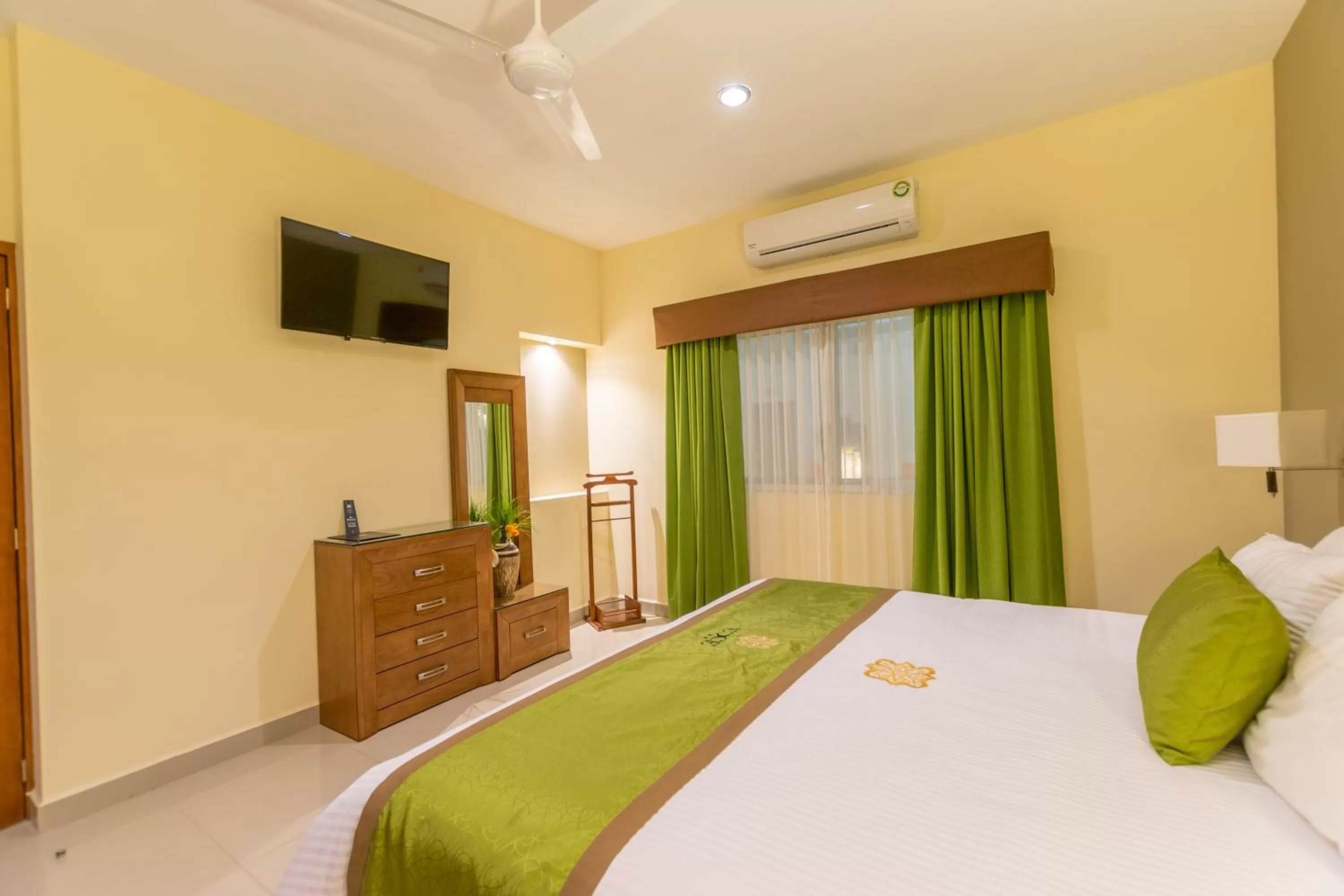 Photo of the whole room, Bed in Hotel Ecce Inn & Spa