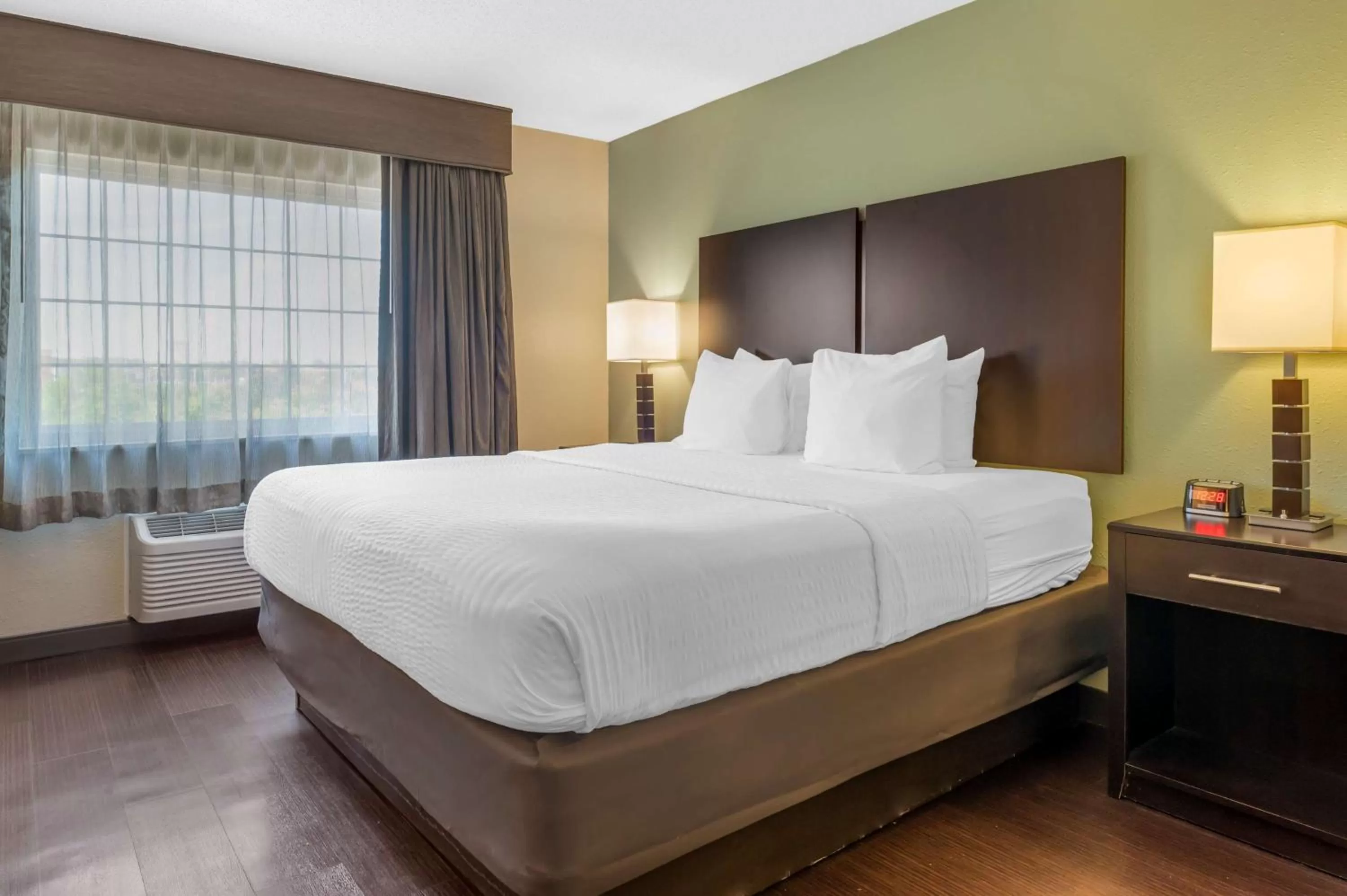 Bedroom, Bed in Best Western Hilliard Inn & Suites