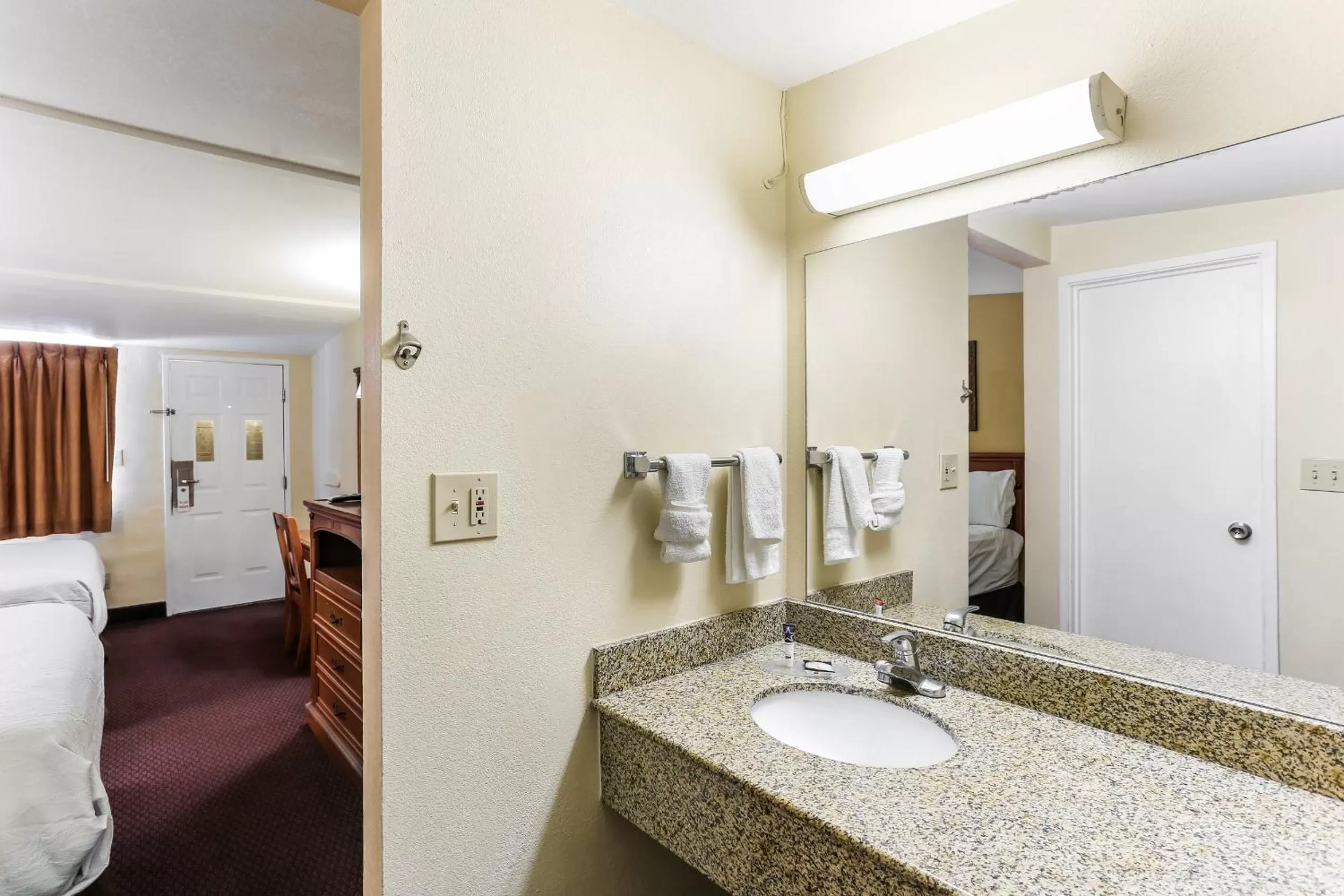 Bathroom, Bed in Americas Best Value Inn and Suites El Centro