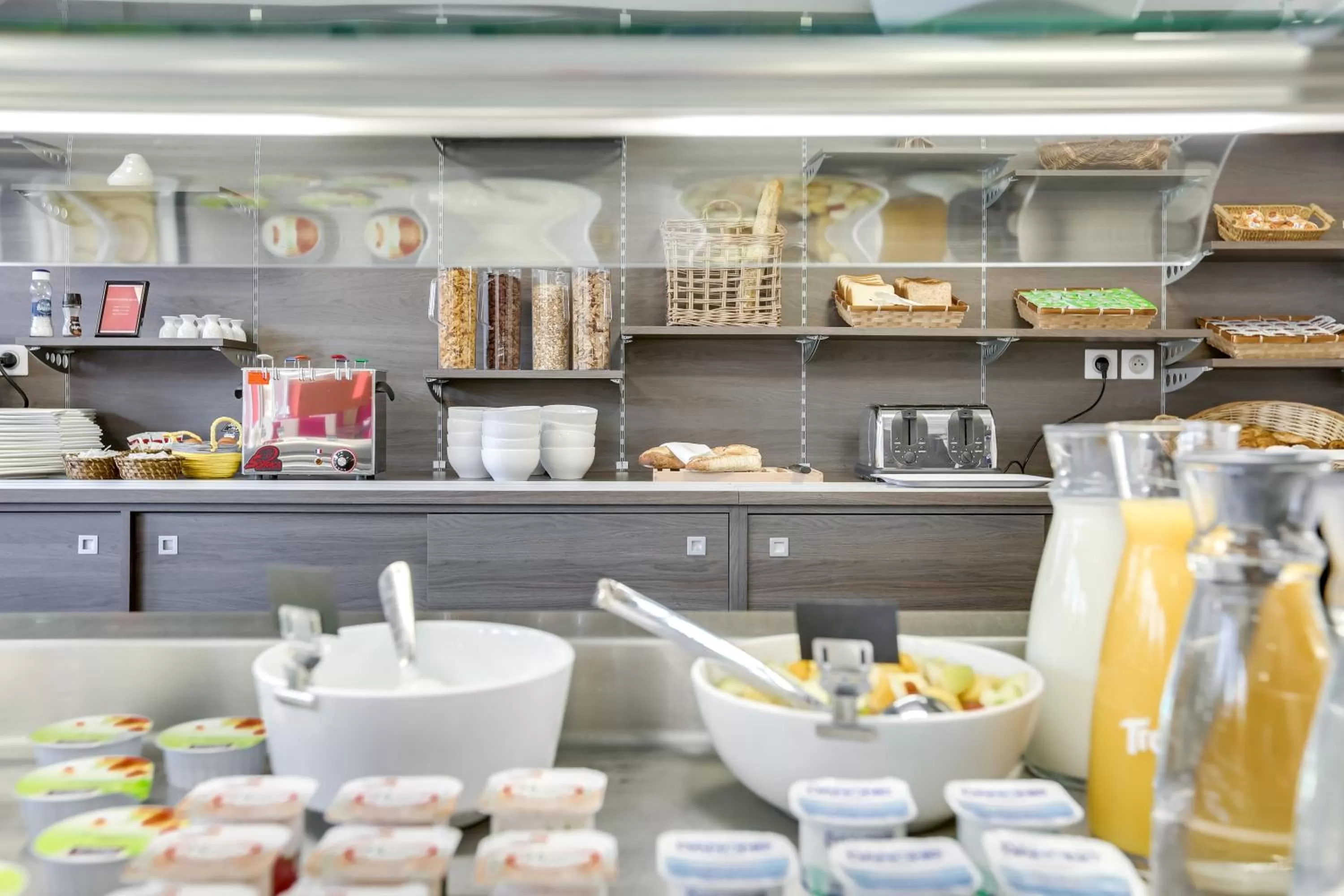 Buffet breakfast in The Originals City, Hôtel Caen Mémorial