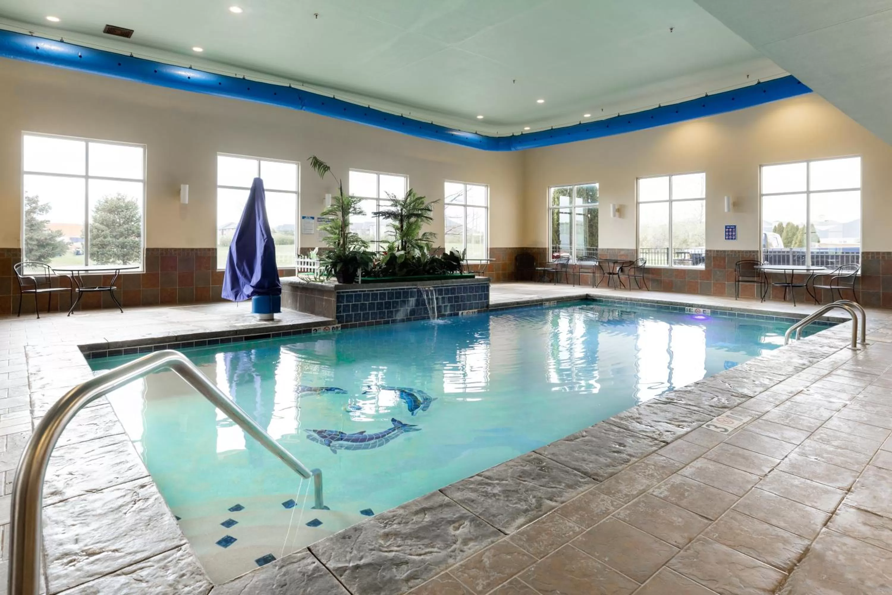 Swimming pool in Comfort Suites Troy-I75