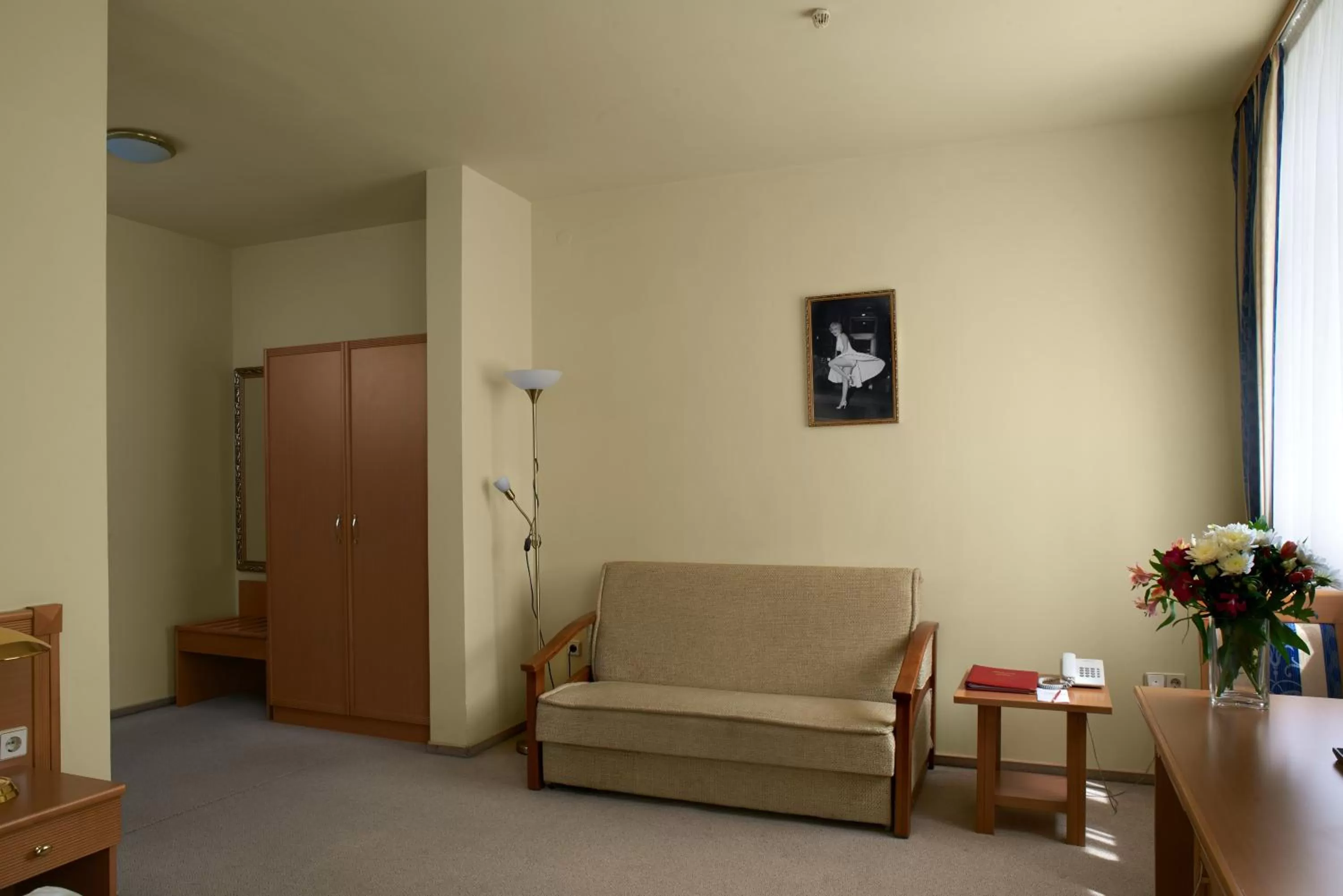 Photo of the whole room, Seating Area in Oscar