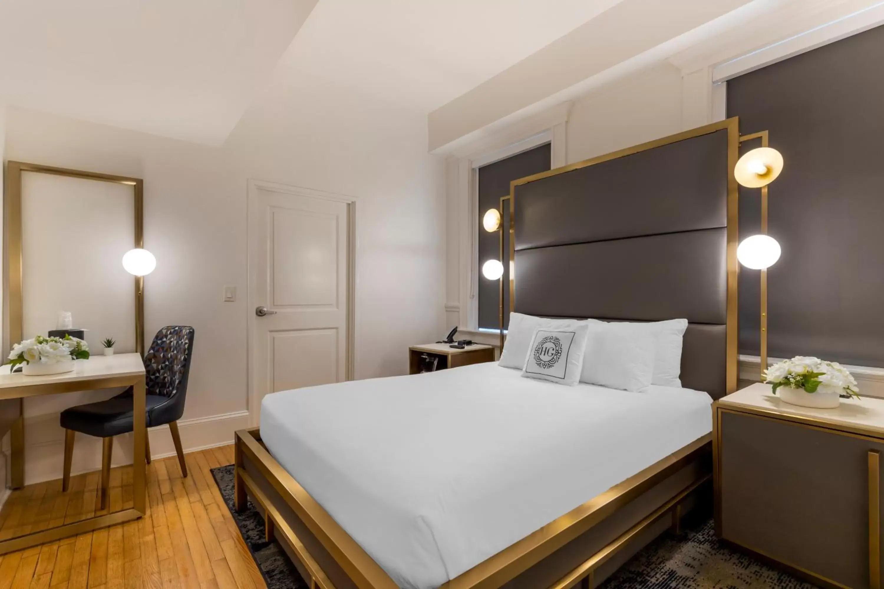 Queen Room in Hotel Gibbs Downtown Riverwalk Queen Room in Hotel Gibbs Downtown Riverwalk