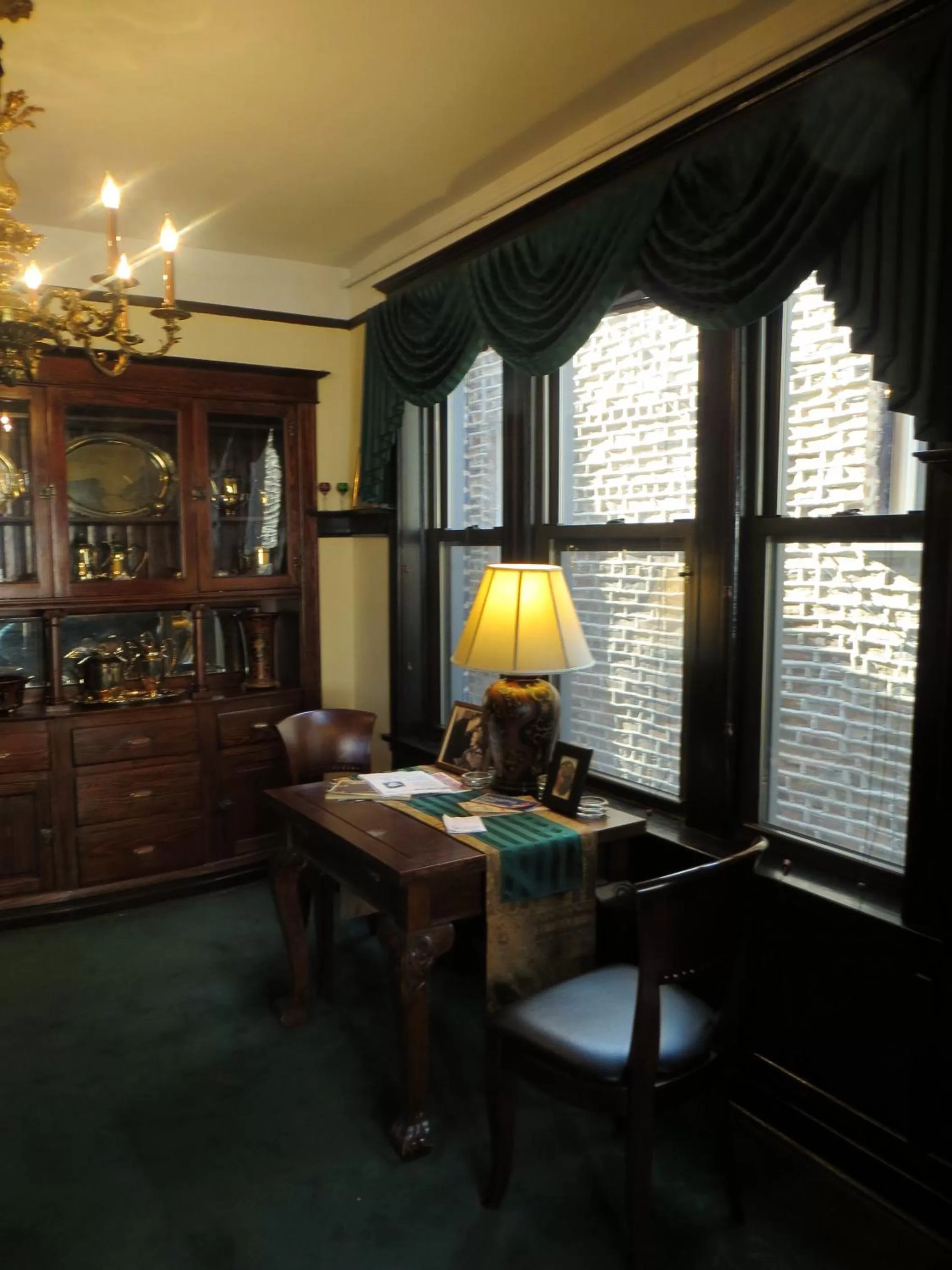 Seating area in The Polo Inn Bridgeport U.S.A.
