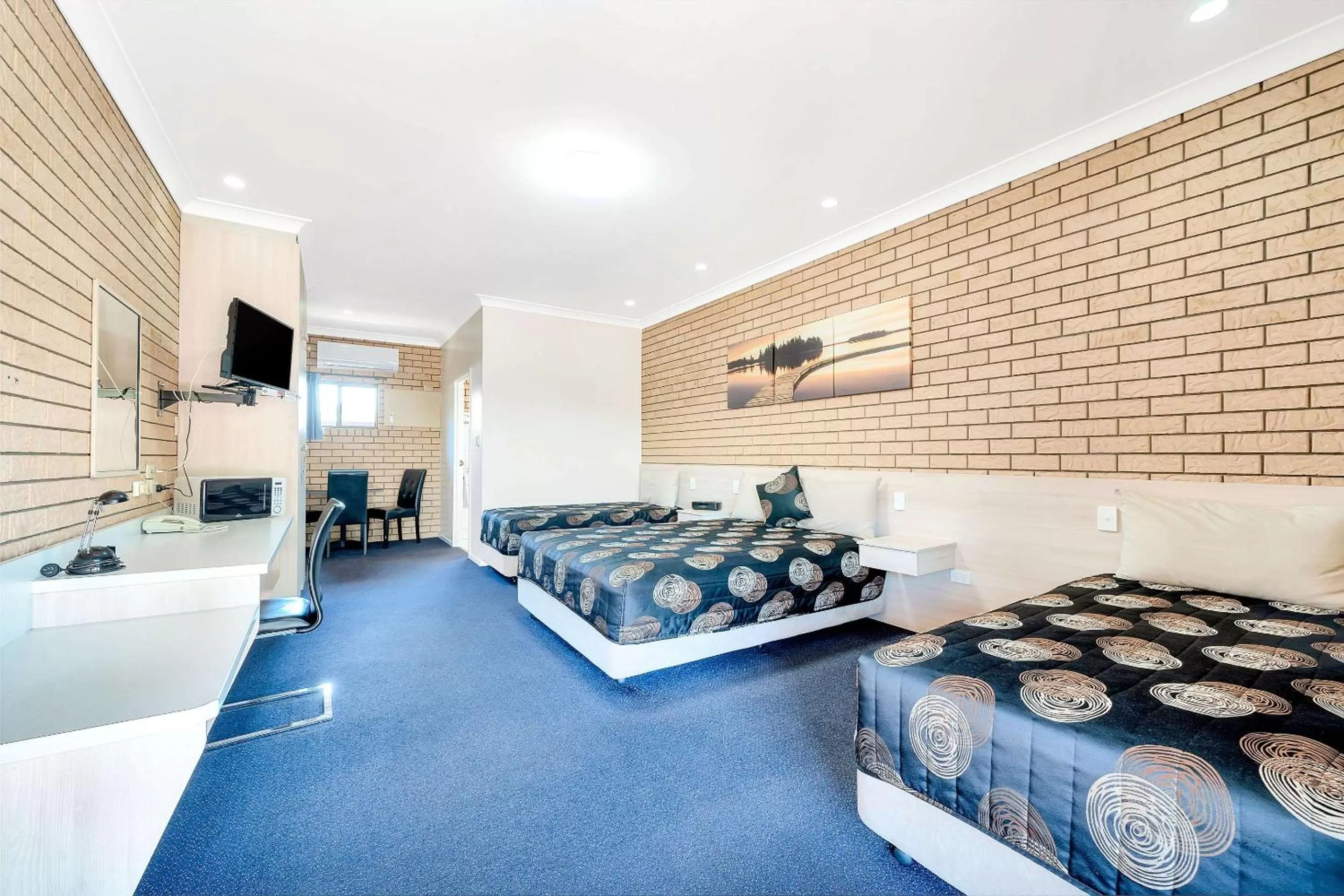 Photo of the whole room, Bed in Comfort Inn Warwick