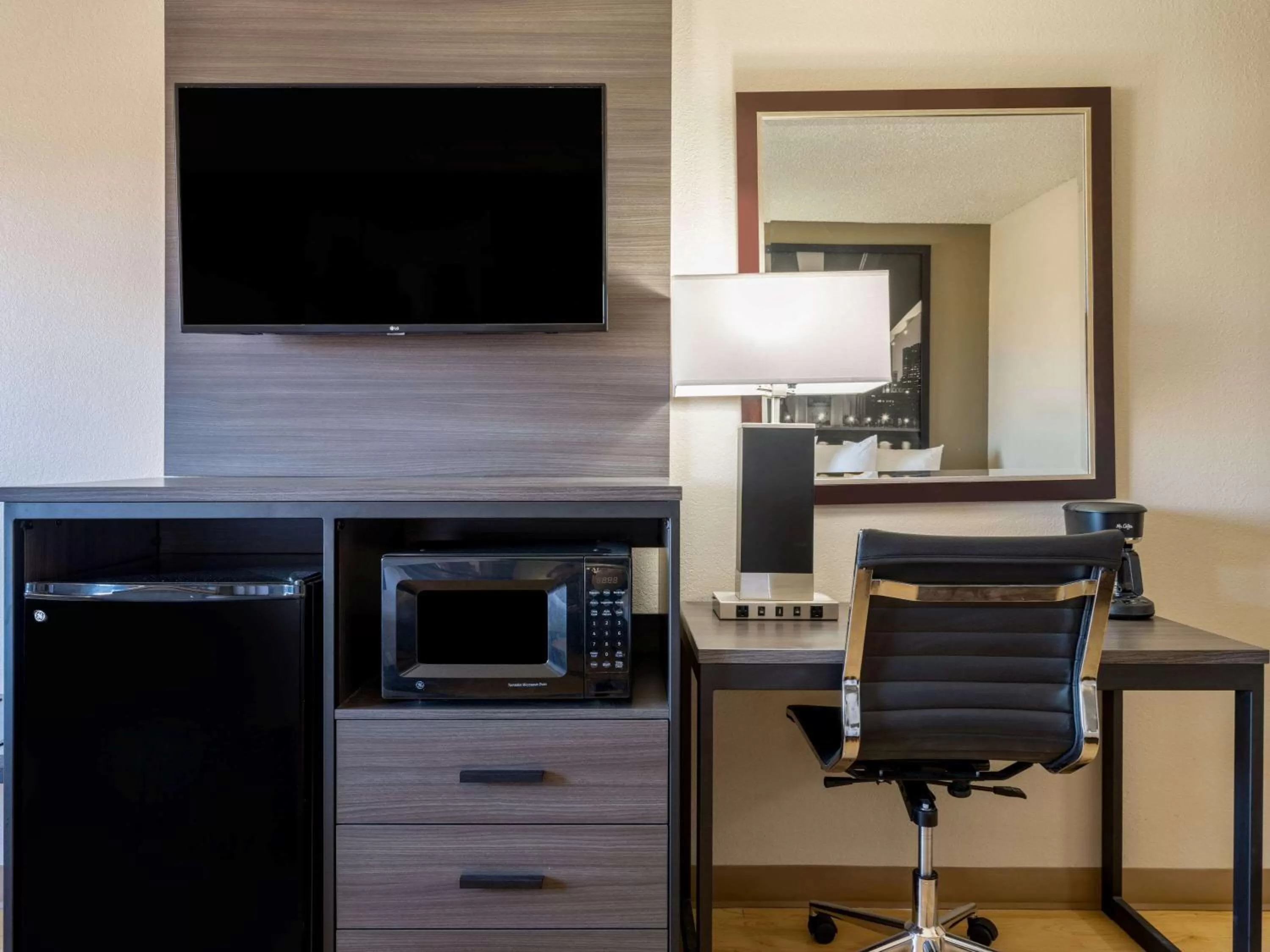 Bedroom in Super 8 by Wyndham Clinton