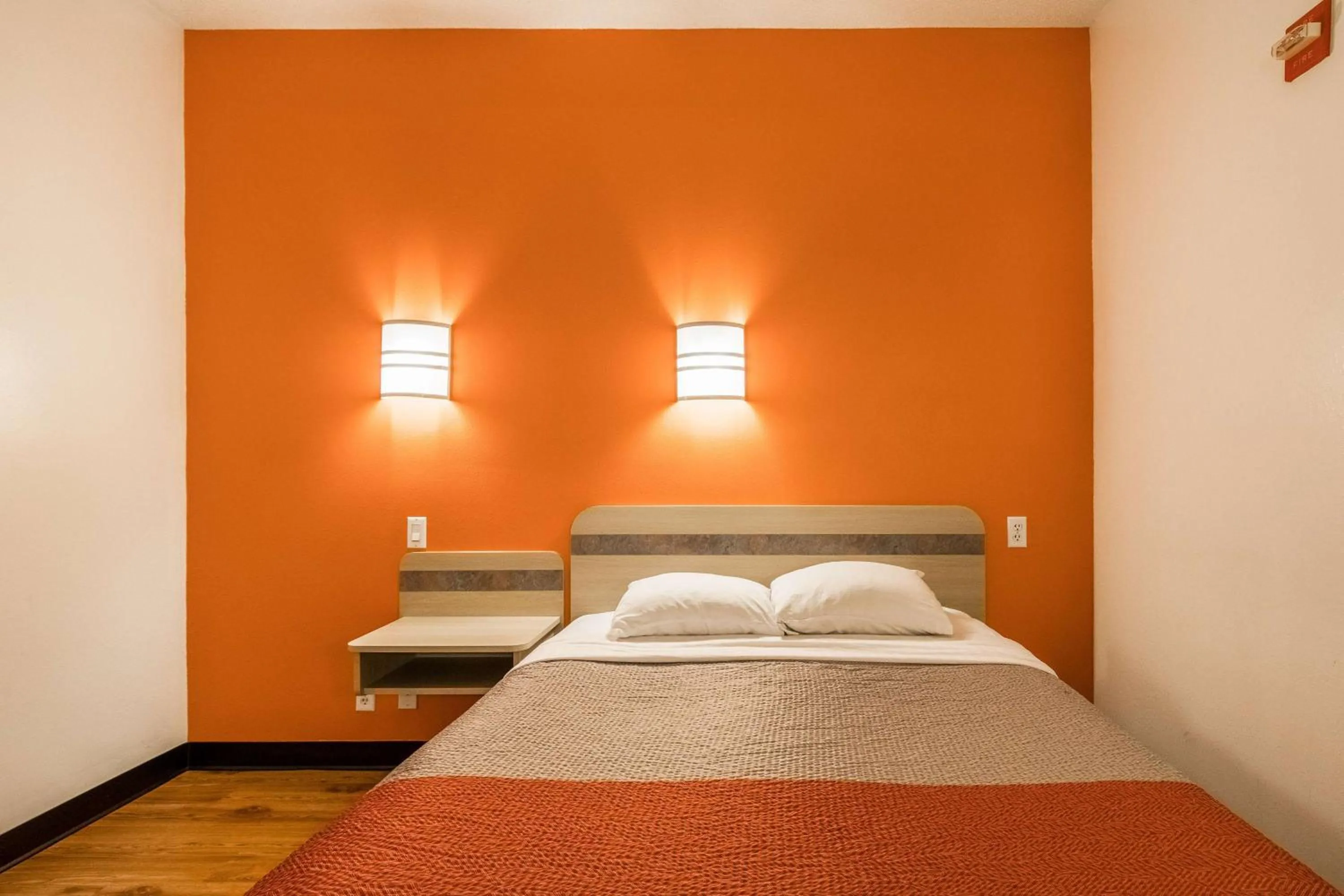 Photo of the whole room, Bed in Motel 6-Newport, TN