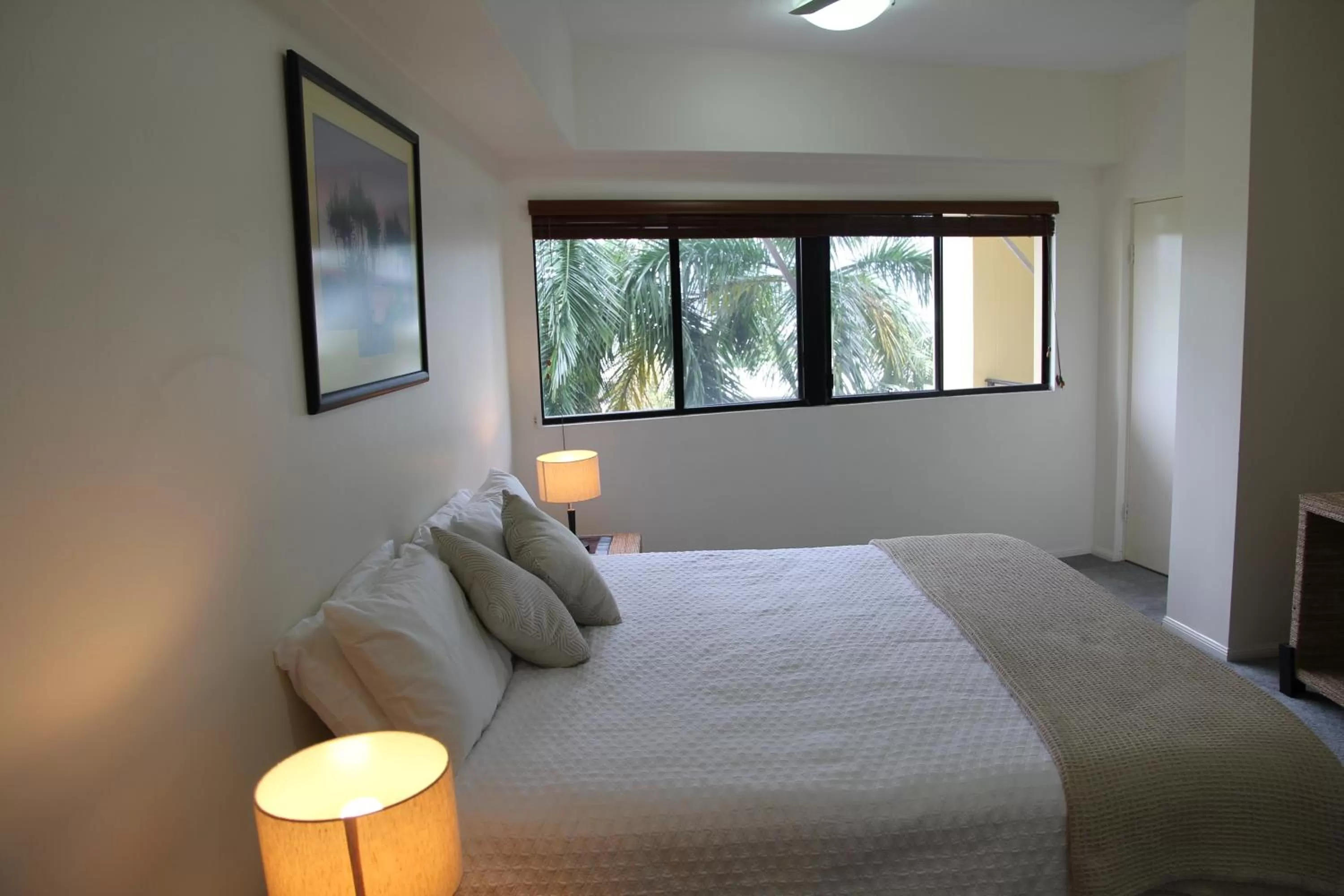 Bedroom, Bed in Darwin Deluxe Apartments