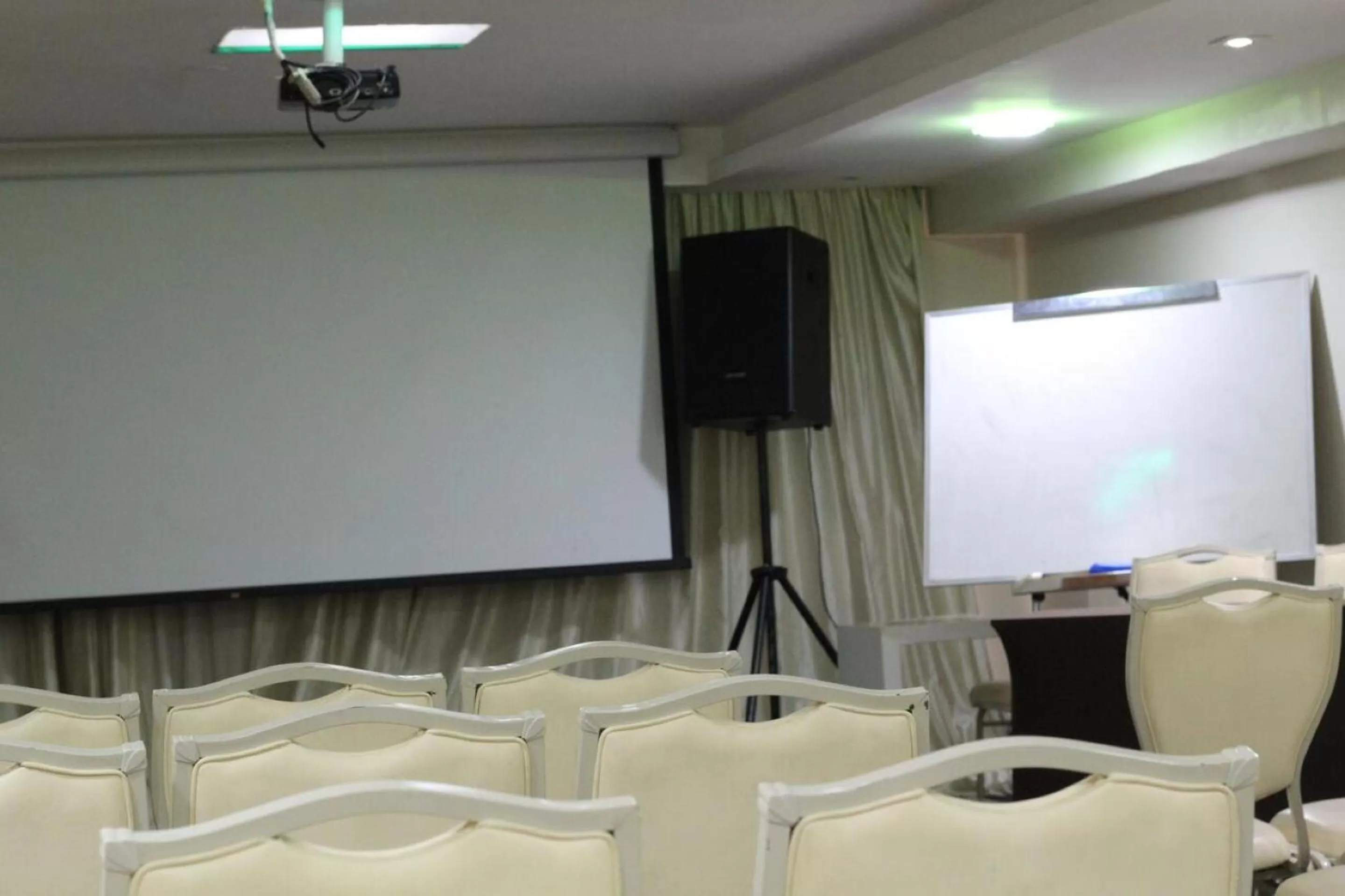 Business facilities, TV/Entertainment Center in Compacto Hotel Alphaville Campinas