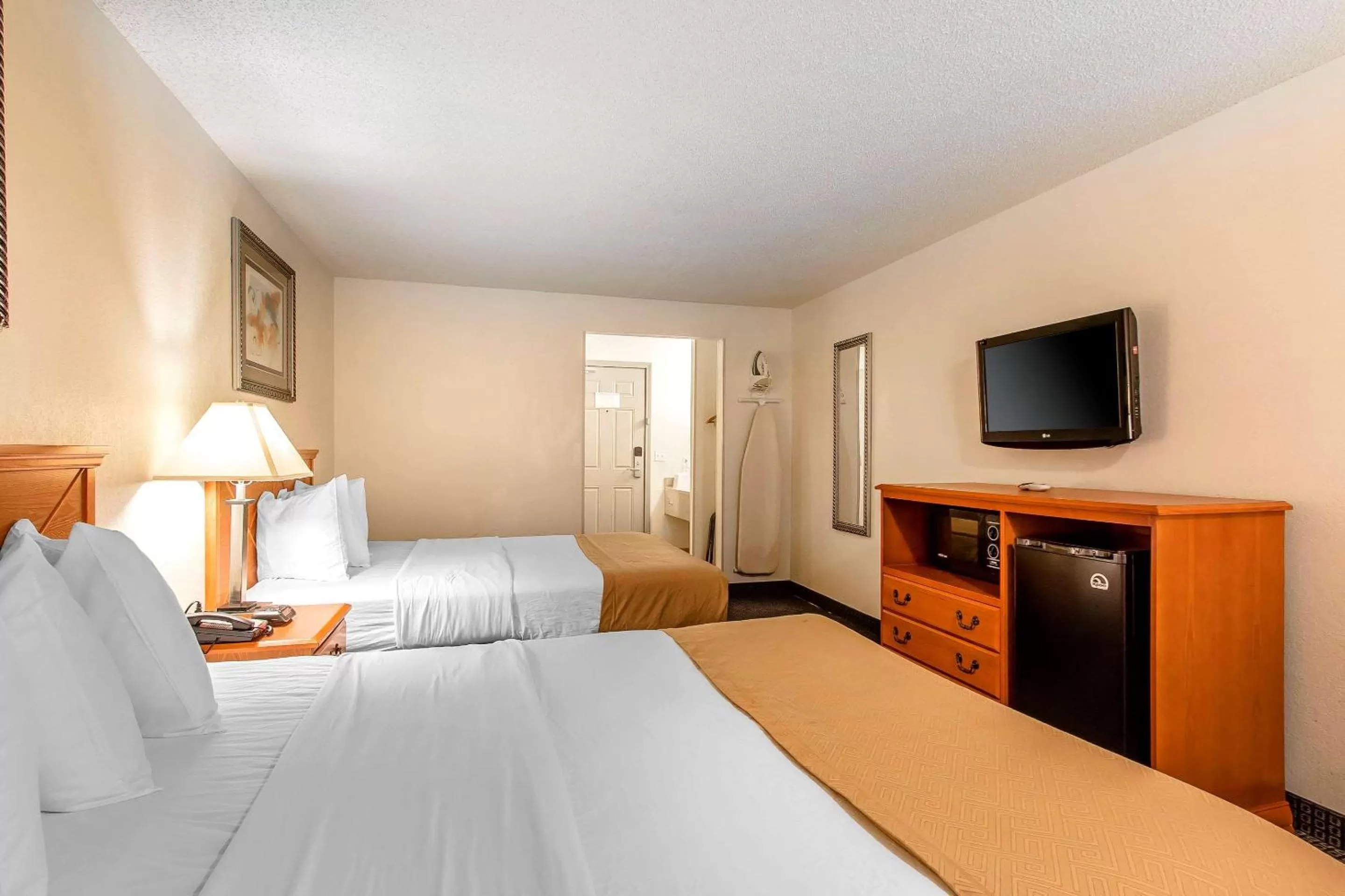 Photo of the whole room, Bed in Brentwood Inn Clinton