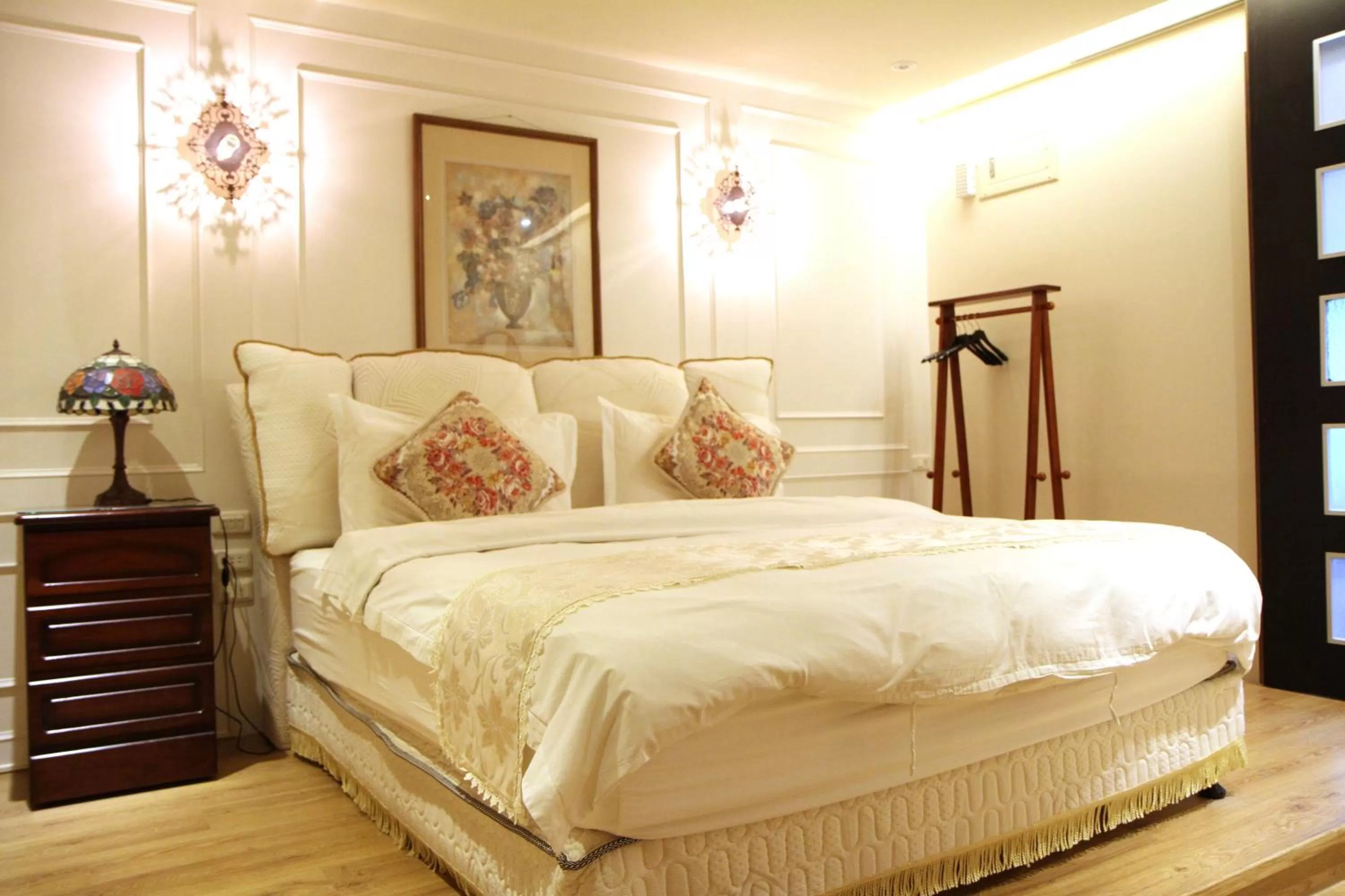 Photo of the whole room, Bed in Ritual and Breakfast