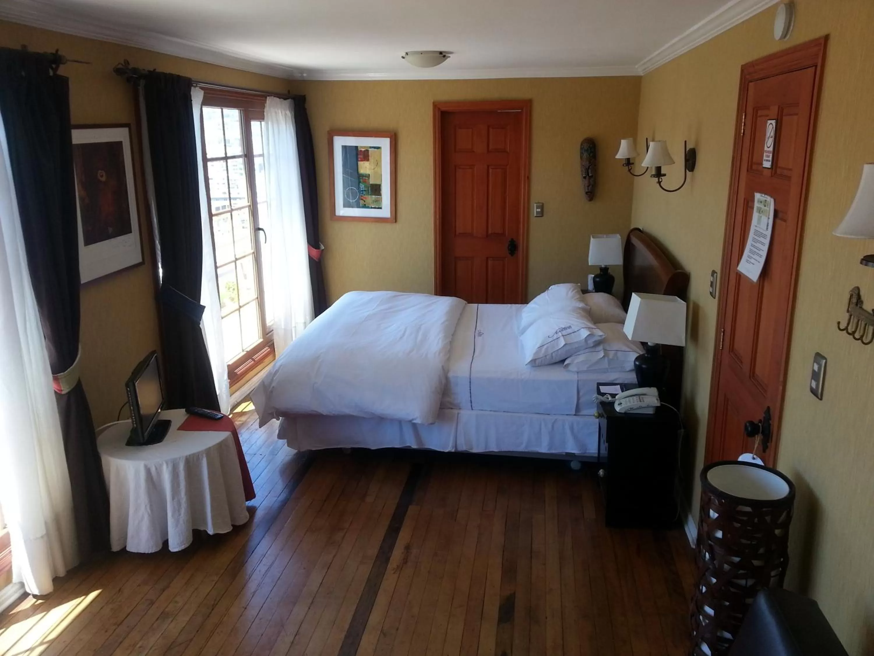 Photo of the whole room, Bed in Hotel Manoir Atkinson