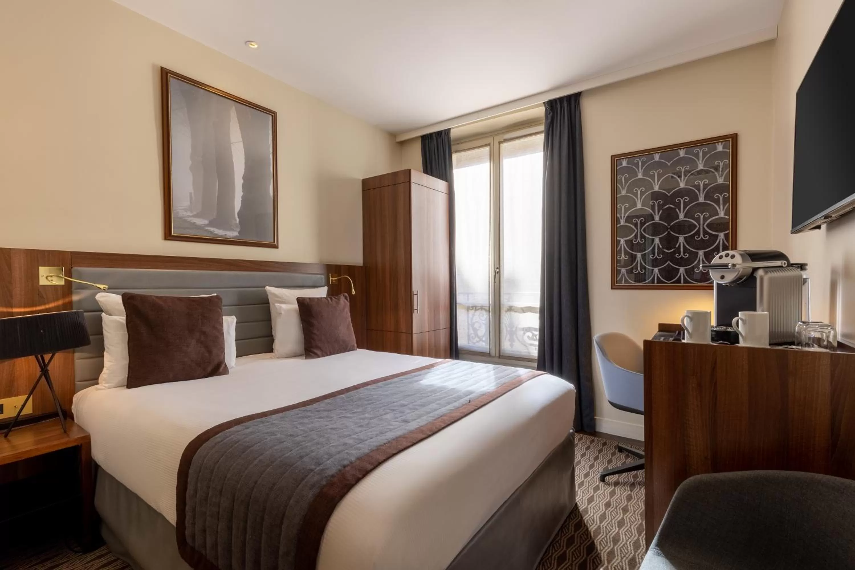 Bedroom, Bed in Hôtel Mayflower Opera