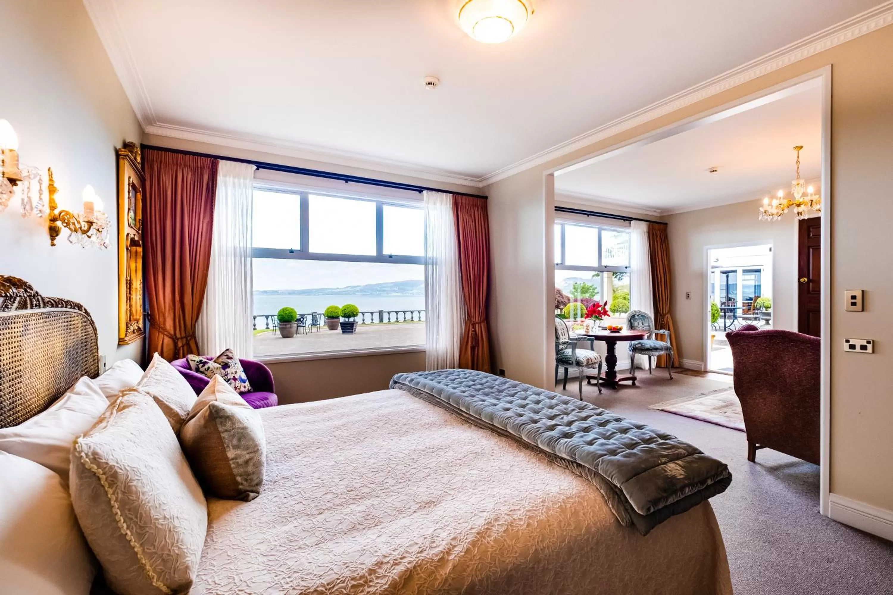 Photo of the whole room, Bed in On The Point - Lake Rotorua