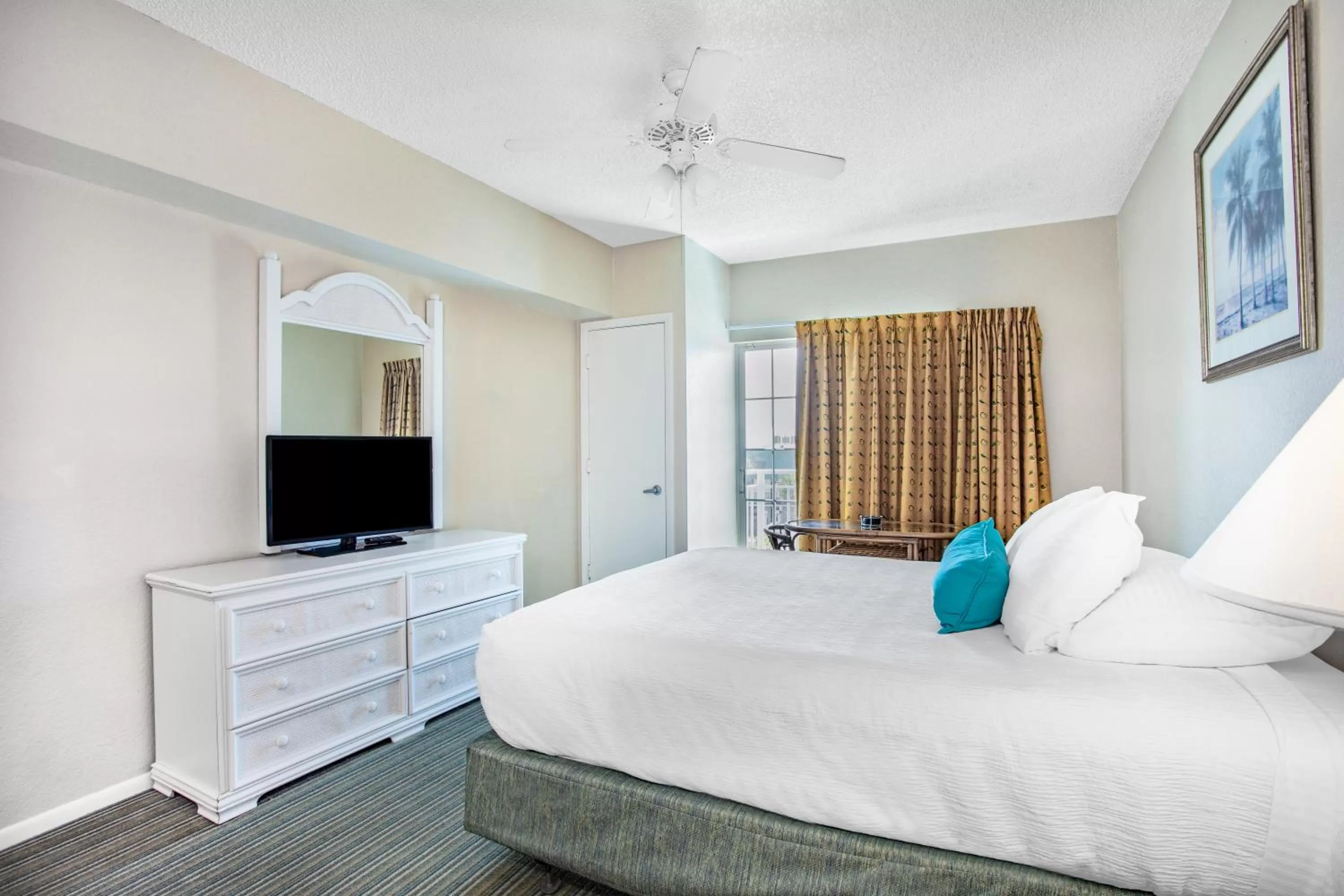 Bed in Coconut Palms Beach Resort II