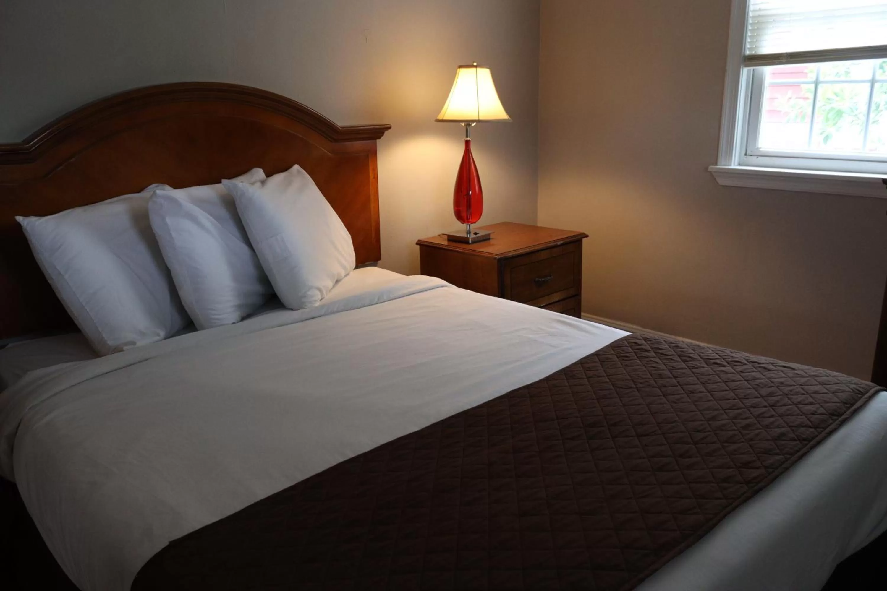 Bedroom in The Burgundy Inn Hotel and Apartments