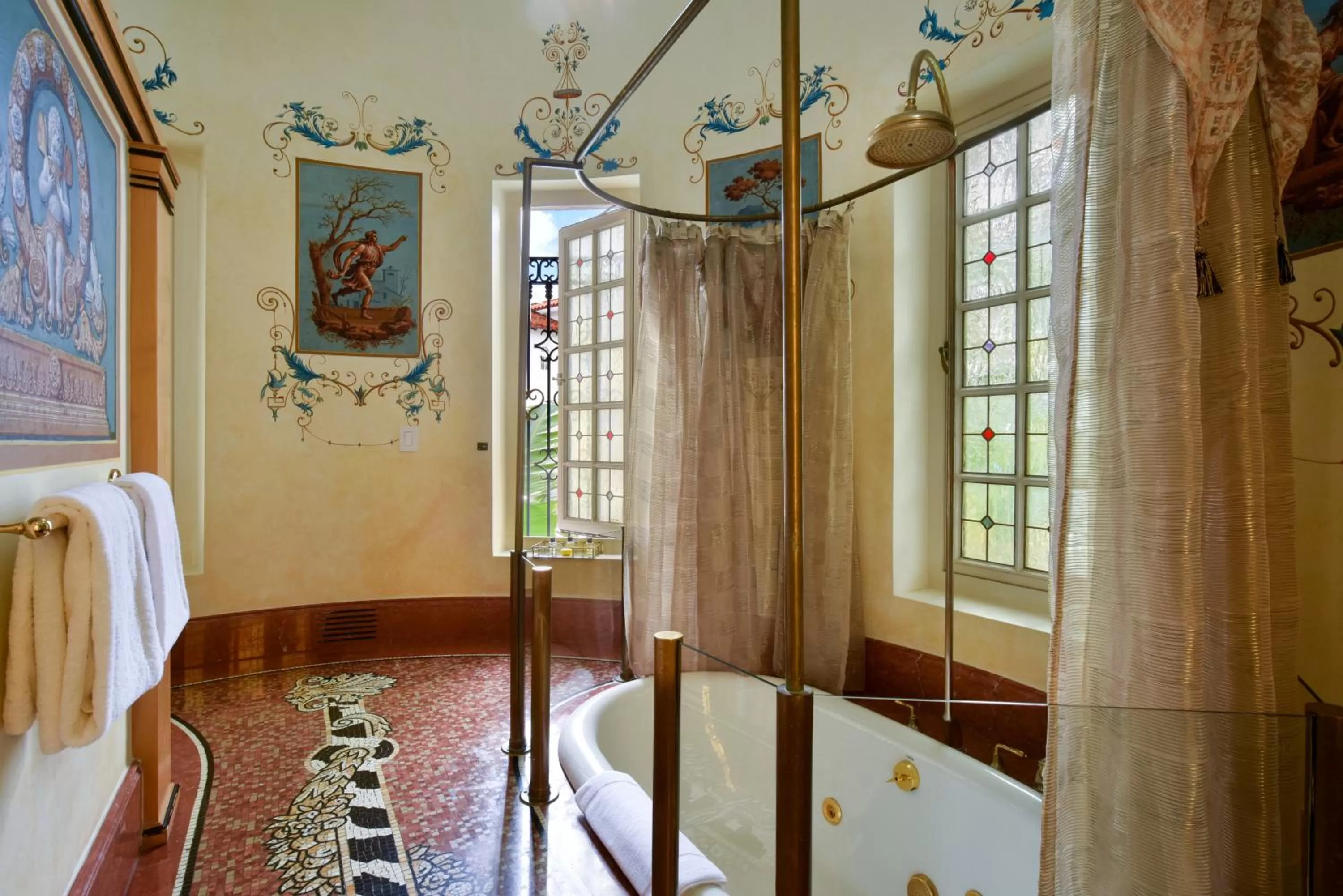 Bathroom, Bed in The Villa Casa Casuarina