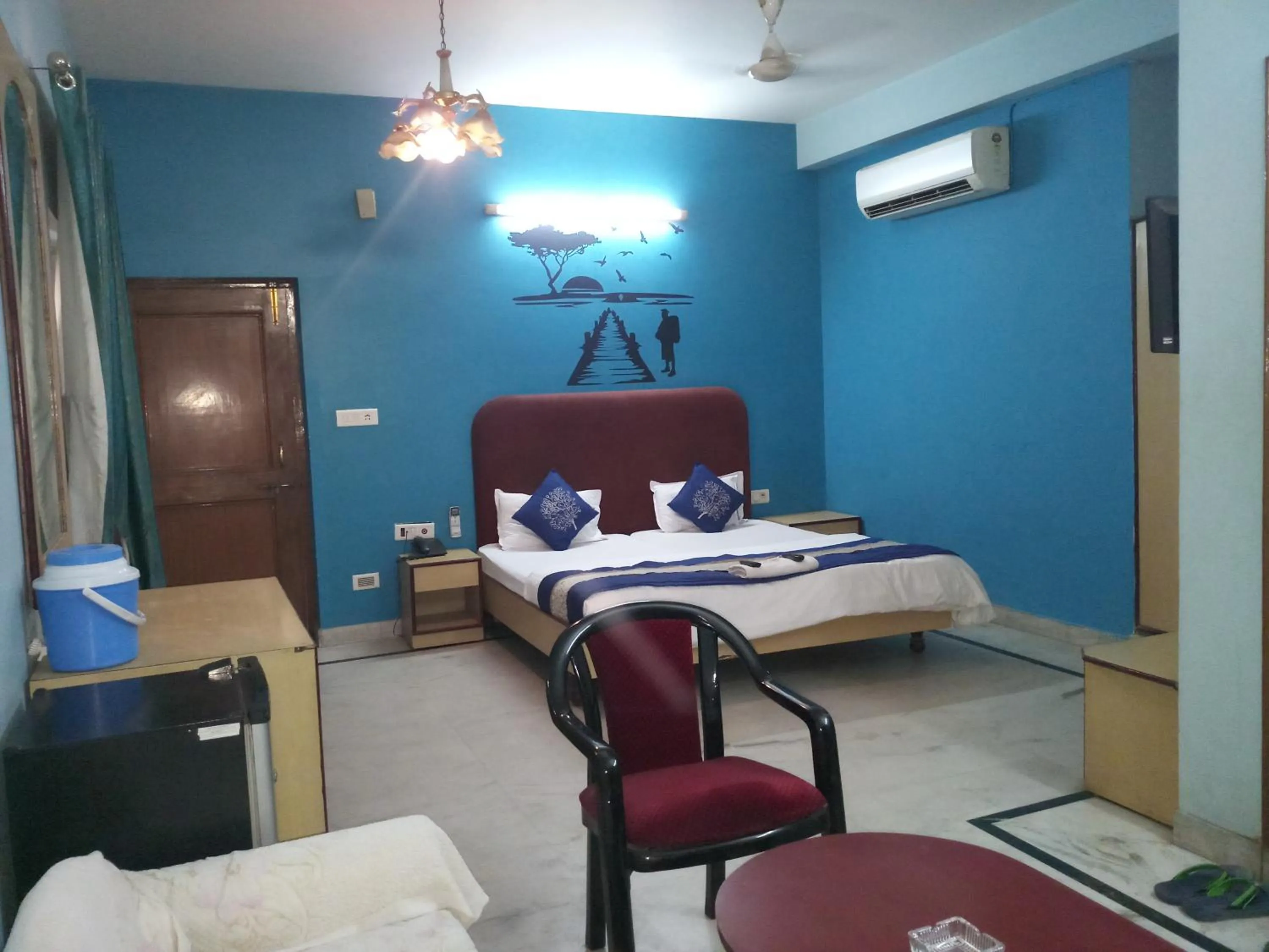 Seating area, Bed in Hotel Mayur