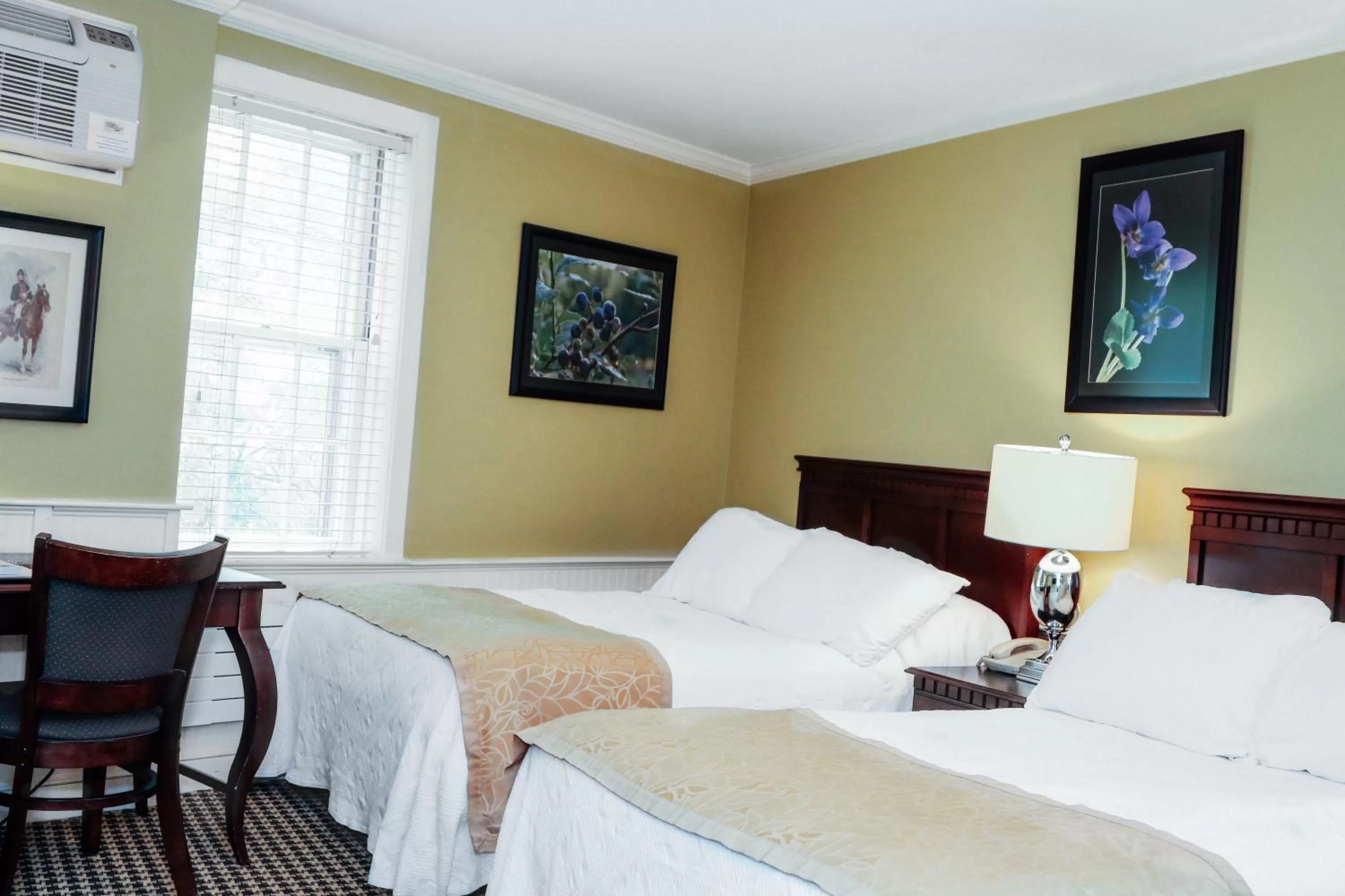 Bedroom, Bed in Concord's Colonial Inn