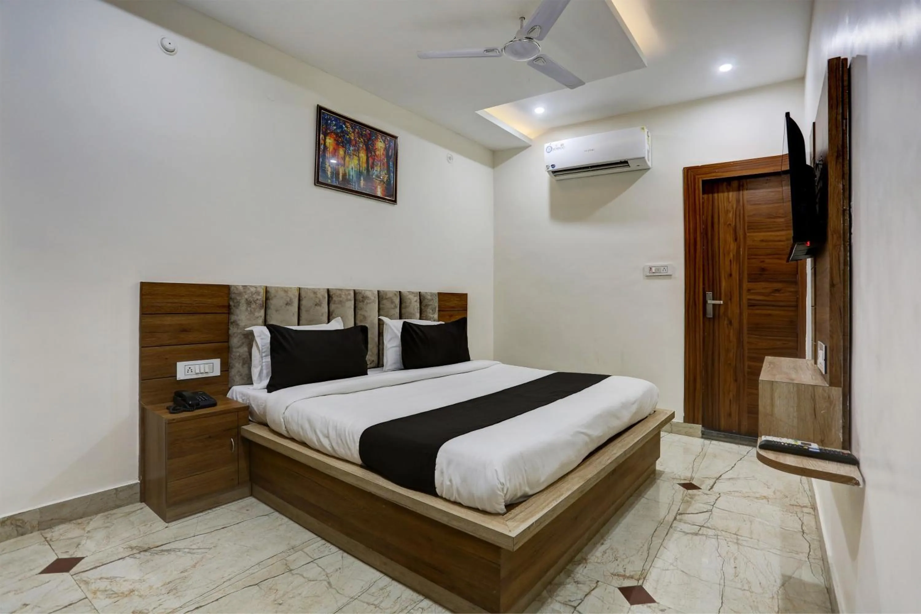 Bedroom in Hotel Jairaj By WB Inn