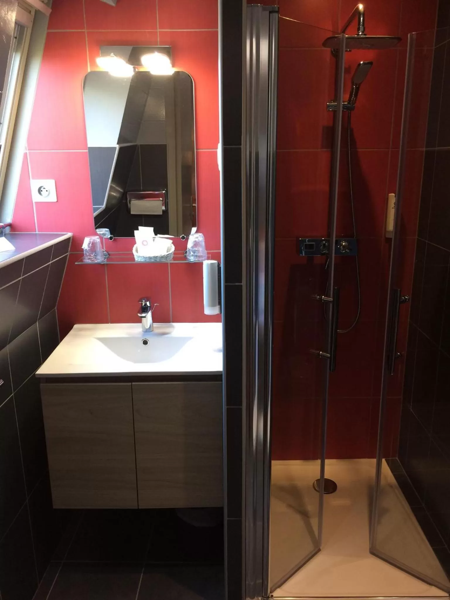 Shower in Best Western Hôtel De France