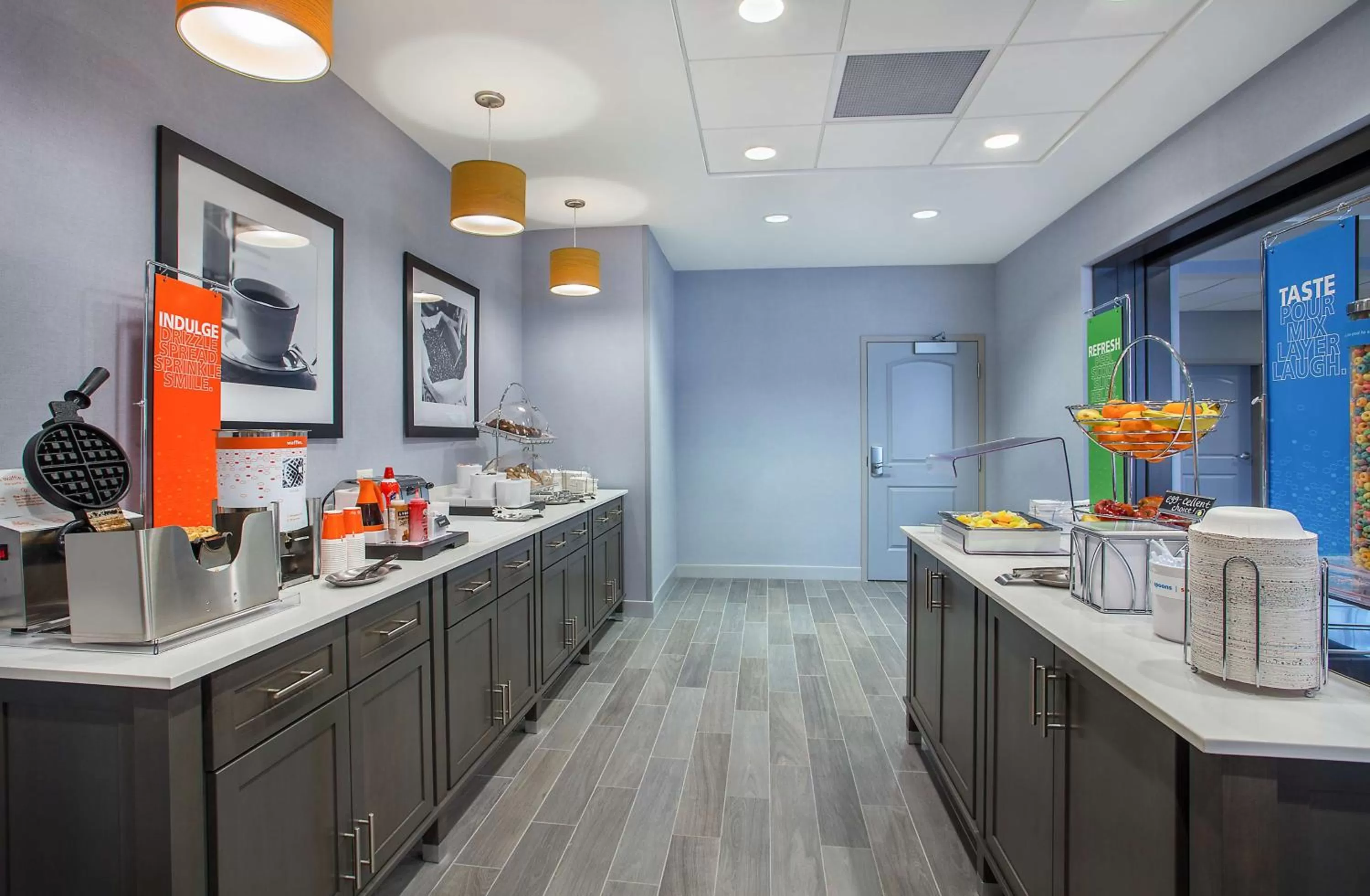Dining area in Hampton Inn Vincennes