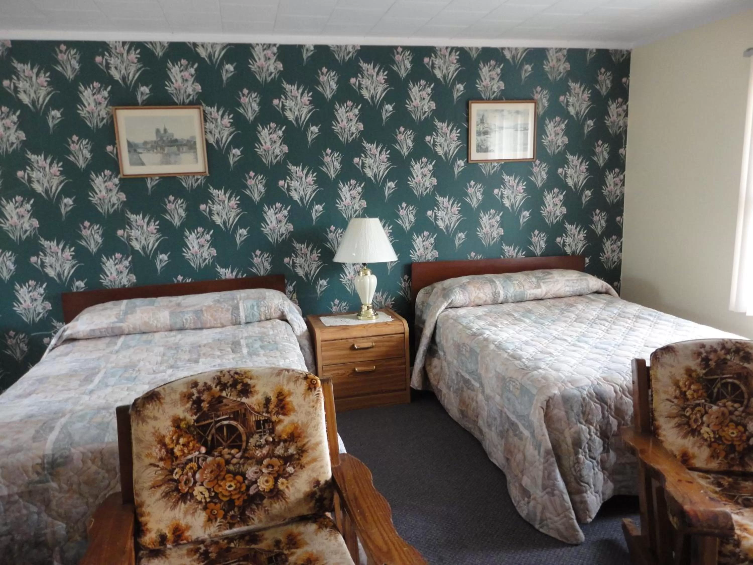 Photo of the whole room, Bed in Hipwell's Motel