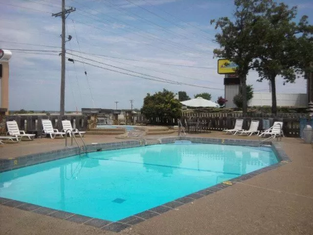 Swimming pool in Quail's Nest Inn & Suites