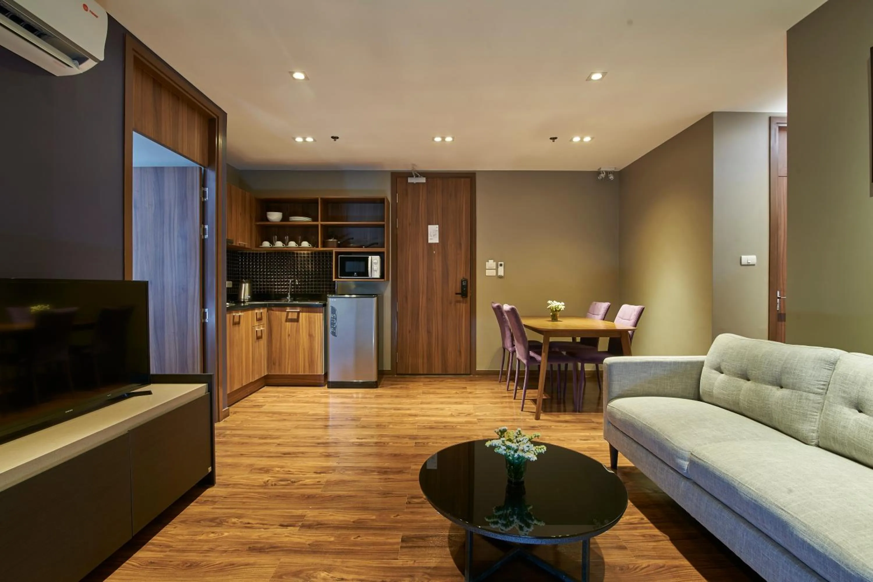 Communal lounge/ TV room in Amp Am House Bangkok Hotel