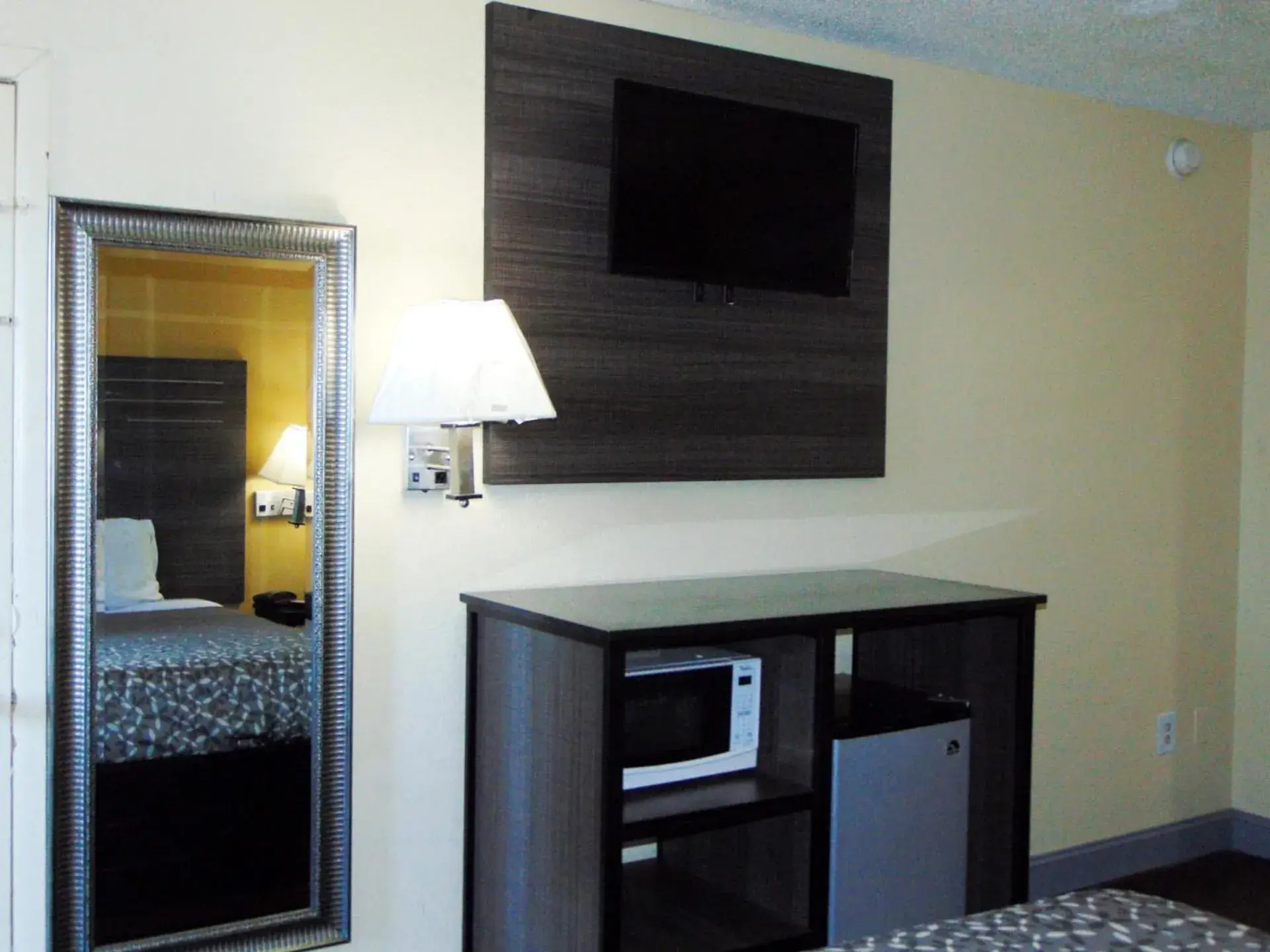 King Room - Smoking in Knights Inn Antioch King Room - Smoking in Knights Inn Antioch