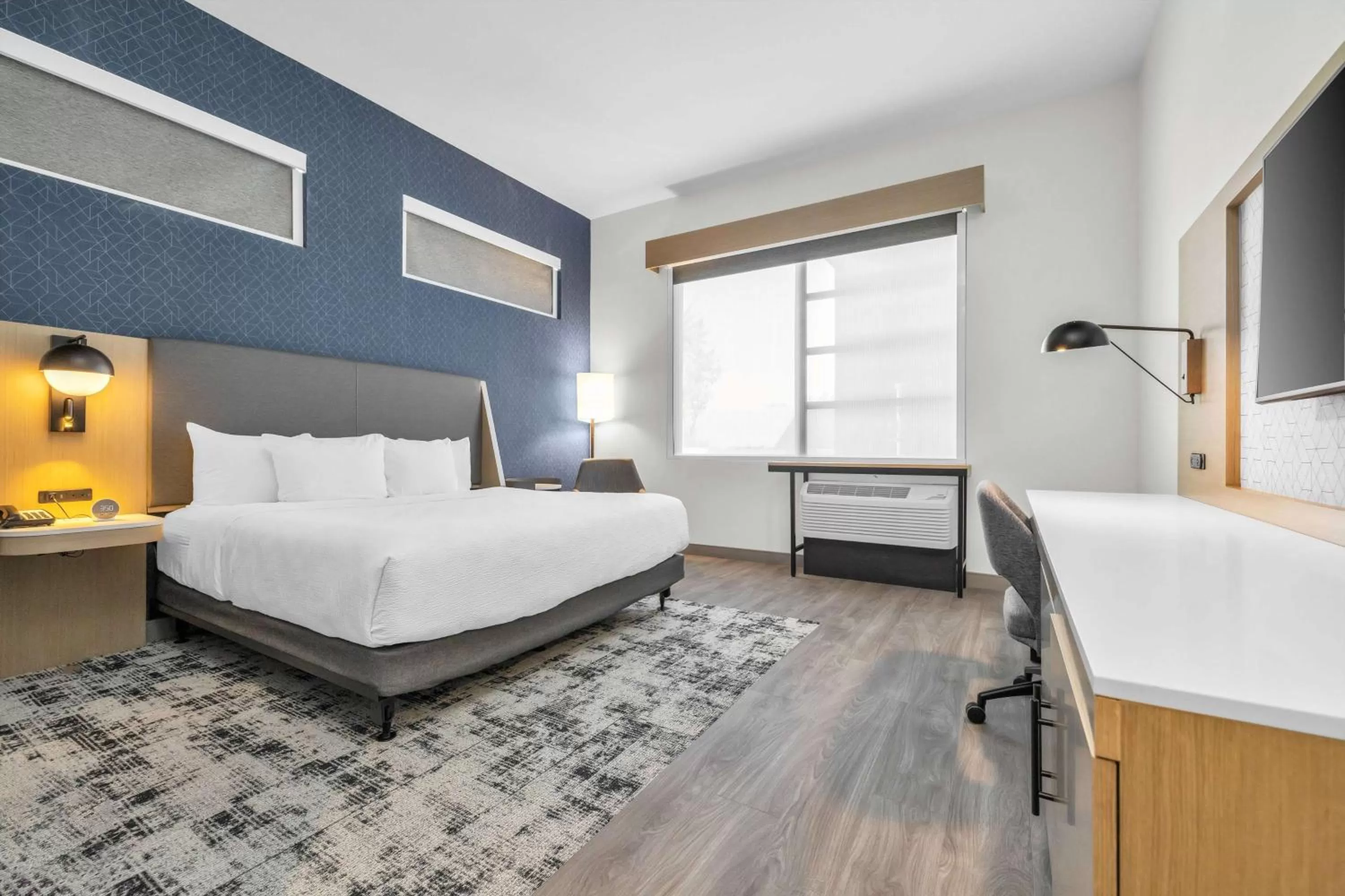 Photo of the whole room, Bed in La Quinta Inn & Suites by Wyndham San Jose Airport-Downtown