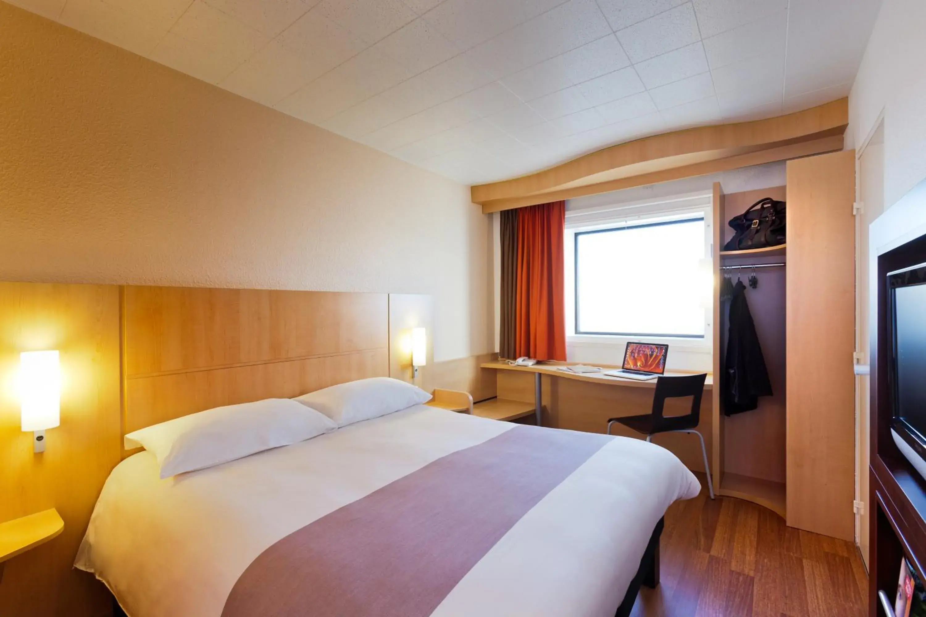 Standard Double Room in ibis Paris la Défense Centre Standard Double Room in ibis Paris la Défense Centre