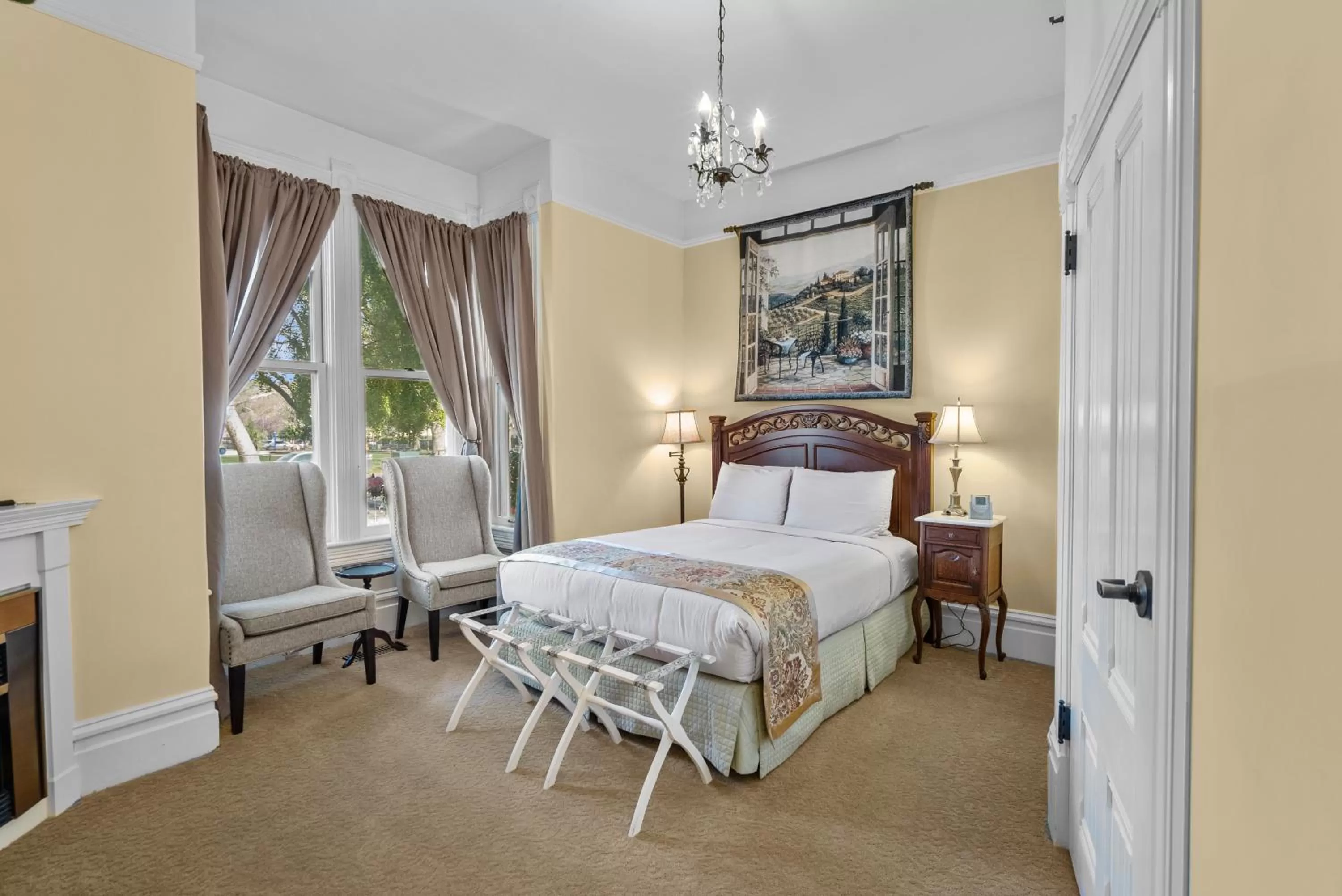 Bed in Hennessey House Bed and Breakfast