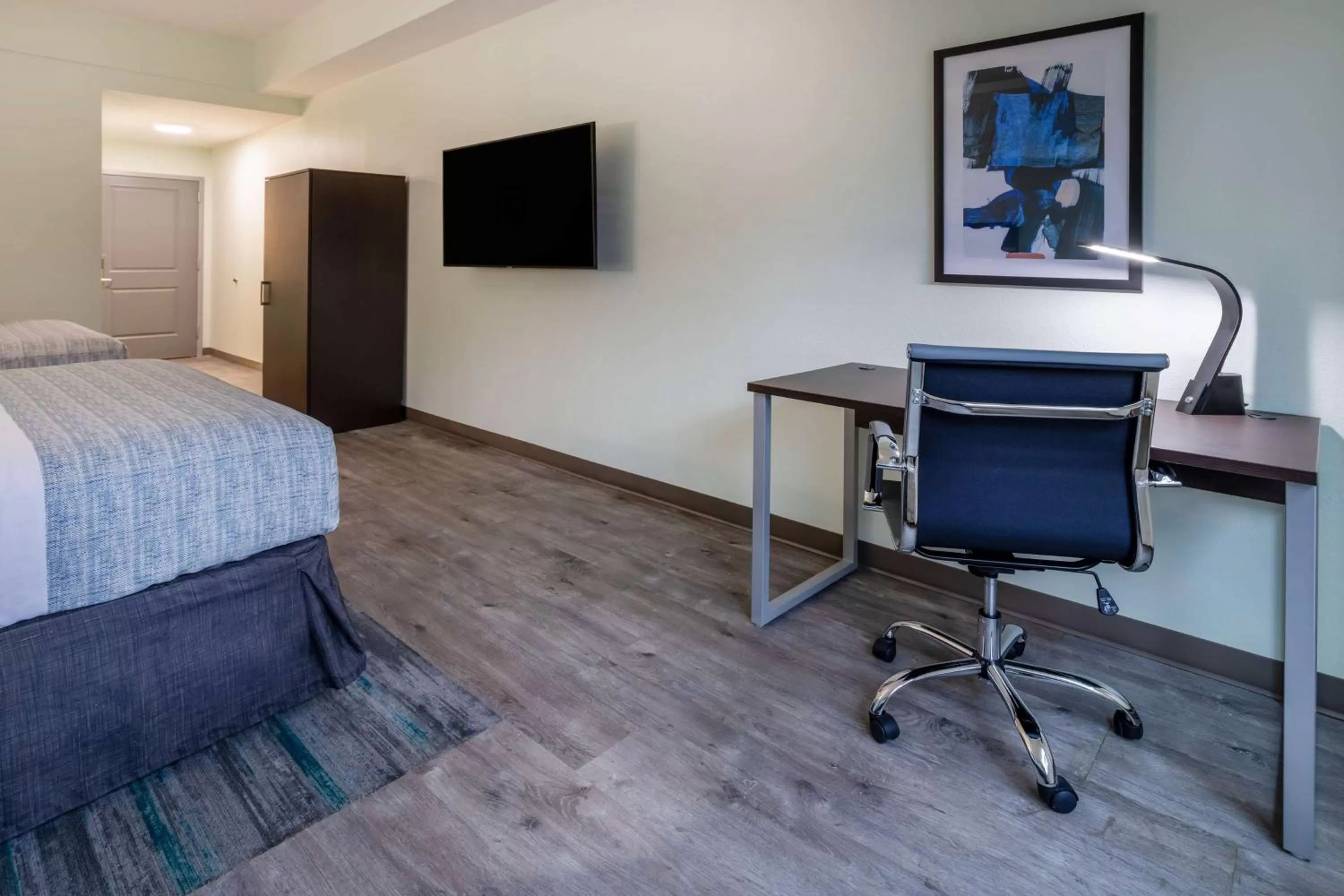 Photo of the whole room, Bed in Wingate by Wyndham Waldorf - Washington DC Area