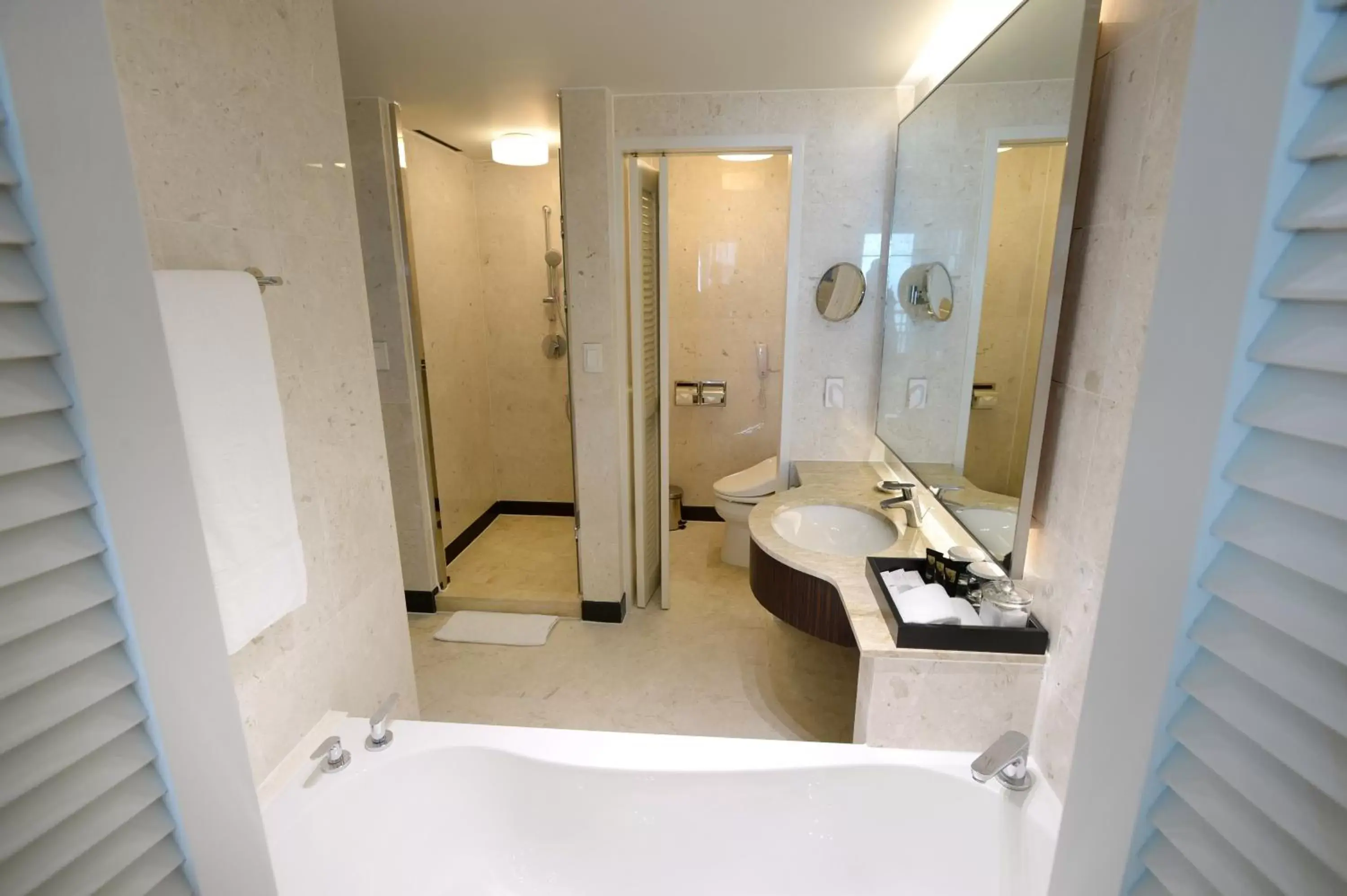 Deluxe Twin Room with Sea View - 1 Double + 1 Single in Ramada Plaza by Wyndham Jeju Ocean Front Deluxe Twin Room with Sea View - 1 Double + 1 Single in Ramada Plaza by Wyndham Jeju Ocean Front