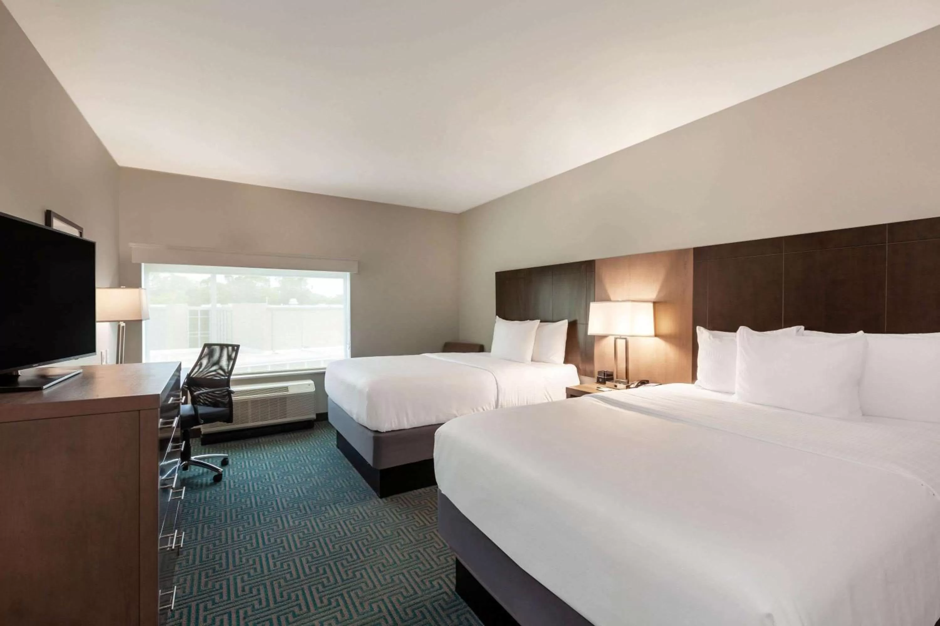 Photo of the whole room, Bed in La Quinta Inn & Suites by Wyndham Lafayette Oil Center