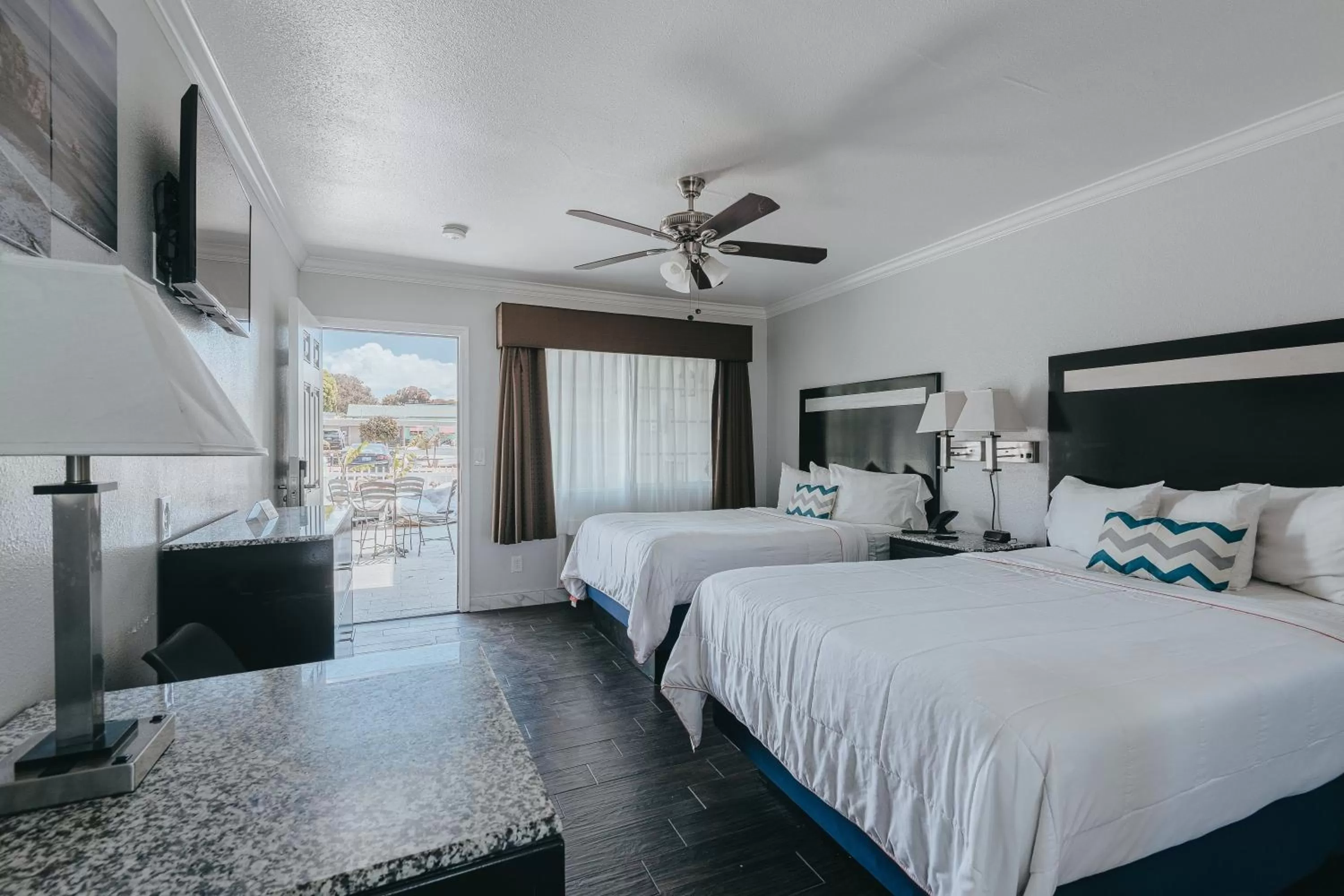 Photo of the whole room, Bed in Sea Air Inn & Suites - Downtown - Restaurant Row